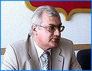 ></p><p class=c_tn>Мэр Иванова Александр Фомин сегодня рассказал о том, как будут повышать экологический рейтинг города. В планах администрации несколько крупных проектов, которые по замыслу авторов должны значительно повлиять на улучшение экологии Иванова. В числе приоритетных направлений - изменение схемы очистки воды, транспортных потоков, системная уборка и озеленение города. </p><p class=c_tn>В экологии города проблем достаточно, а потому мэрия решила изменить подход к их решению. Уже работает программа по благоустройству и озеленению города. Принято решение об изменении схемы очистки воды. Для этого поменяют систему фильтрации на очистных сооружениях. Вот-вот начнется реальная работа по запуску долгоиграющего проекта - завод по переработке мусора. Существующий полигон не только не справляется с потребностями, но и ухудшает экологические показатели. «Поэтому на этой неделе состоится первое заседание комиссии, о создании которой я подписал распоряжение, по выбору инвесторов по переработке твердых бытовых отходов. Я думаю, что в течение месяца мы инвестора выберем, и в Иваново завод по переработке мусора будет», - сообщил мэр.  </p><p class=c_tn>По-прежнему острой остается проблема и с уборкой стихийных свалок и вывозом мусора из частного сектора. По словам Фомина, дело не только в том, что коммунальщики не справляются с работой. Остались еще несознательные граждане, которые никак не хотят ощутить свежее дыхание нового чистого города. Но с принятием областного закона о чистоте и порядке ситуация должна измениться. Например, штраф за свалку мусора в неположенном месте может достигнуть 5 тысяч рублей. «Мы принимали участие в разработке этого закона, чтобы там все просматривалось, кто за что отвечает, кто наказывает, как это работает. И если облдума этот закон примет, а его, скорее всего, примут, то он поможет в наведении порядка на территории городов, и не только Иванова, но и области», - считает Александр Фомин.</p><p class=c_tn>И главные проблемы, по мнению мэра, это несовершенство законов, недостаточное финансирование, отсюда нехватка сотрудников в надзорных службах. Впрочем, проблемы эти поддаются решению, а значит не должны стать тормозом в повышении экологического рейтинга города, - подытожил мэр свое выступление. </p><p class=c_av>Андрей Кузьмичев</p>
	
		<div class=