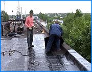 ></p><p class=c_tn>Финансово-ревизионные органы выявили ряд серьезных нарушений в деятельности бывшего руководителя ивановского МПЖХ Владимира Шумкова. На предприятии отсутствовал кадровый учет, бухгалтерская отчетность страдала недочетами. О том, как ситуация будет исправляться, рассказал сегодня журналистам мэр Александр Фомин и нынешний директор МПЖХ Павел Кабанов. </p><p class=c_tn>Новое руководство ивановского МПЖХ готовит революцию в сфере городского благоустройства. Все для этого готово, рассказывает директор предприятия Павел Кабанов во время очередной инспекции. Сейчас сокращен некогда раздутый штат МПЖХ, снижены завышенные в прежнее время расходы на закупку материалов. Даже слесарей, - уверен Павел Кабанов, - мы отучим брать «теневые» деньги за ремонт. «Я собираюсь обеспечить прозрачность деятельности всех сотрудников МПЖХ для жителей города. Это возможно, это процесс небыстрый, решение принять недолго и понять, как его осуществить недолго. Долго его осуществить», - подчеркивает он.</p><p class=c_tn>Для выведения слесарей из тени в каждом ЖРЭУ установили компьютер. Записывается  разговор, заявка фиксируется в общей базе данных и передается слесарю. По словам Павла Кабанова, контроль при такой системе полный. Только не все мастера научились компьютерной грамоте, а база данных не учитывает ремонтно-денежных отношений слесарей с жителями во внеурочное время. Мэр Александр Фомин во время рейда тщательно следит за капитальным и косметическим ремонтом жилья. На Богдана Хмельницкого восстанавливают после протечки квартиру, в доме на Любимова меняют кровлю. «С крышами у нас беда», - вздыхает мэр. В связи с этим к бывшему руководству  МПЖХ - большие претензии. «К бывшему управлению ЖКХ претензии очень серьезные по организации работ, по содержанию зданий, по качеству в первую очередь. Более 30 % крыш, отремонтированных в прошлом году весной и осенью, потекли опять», - говорит Александр Фомин.</p><p class=c_tn>Между тем к бывшему начальнику МПЖХ Владимиру Шумкову у новой власти накопилось немало вопросов. «Проверки прошли, - говорит Александр Фомин, - они выявили ненадлежащее исполнение служебных обязанностей и халатность». Но об уголовном преследовании бывшего руководства МПЖХ мэрия пока предпочитает молчать. </p><p class=c_av>Мария Покровская</p>
	
		<div class=