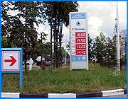 ></p><p class=c_tn>Программу развития топливно-заправочного комплекса, представленную на Петербургском форуме, озвучили на сегодняшнем заседании правительства Ивановской области. Выяснилось, что заправок действительно не хватает, но программа слишком сырая и сводится к перечню существующих и запланированных АЗС.</p><p class=c_tn>Потенциальные инвесторы заметят это сразу. На основных въездах в область от заправки до заправки - может и горючего не хватить, да и дороги не самые лучшие. А если заправка и попалась, то нет ни автосервиса, ни мойки. Поедут ли долгожданные денежные мешки при таких условиях? Об этом недочете говорила Елена Засорина, глава Тейковского района: «Понятно, что ступая инвесторы на нашу землю со стороны Москвы, где от заправки до заправки было расстояние до 50 км и более, станции техобслуживания - только в Иванове. Учитывая, что состояние еще федеральных дорог - именно здесь проходит дорога федерального подчинения, хуже, чем областные, то это расстояние сию минуту преодолеть нельзя».</p><p class=c_tn>Ситуацию пытались преодолеть еще при губернаторе Владиславе Тихомирове, когда в сотрудничестве со «Славнефтью» была разработана специальная программа по строительству автозаправочных станций. Все автомобилисты знают, во что это сотрудничество вылилось. Цены на горючее - на 5-7 % выше, чем у ближайших соседей, заправки ставили, как Бог на душу положит. </p><p class=c_tn>«Развитие топливо-заправочного комплекса в Ивановской области носит несколько стихийный порядок. Это не устраивает ни правительство, ни инвесторов. В этом вопросе должна быть прозрачность и ясность. Стихийность, а в некоторых случаях, необоснованность строительства таких объектов вообще удивляет. На дороге по направлению Иваново - Шуя на отрезке 800 метров размещаются 4 АЗС», - считает главный архитектор области Василий Тонеев. Программа, разработанная областным правительством, предполагает устранить основные недостатки существующей схемы заправок в регионе. Повысить конкуренцию на рынке горючего, за счет прозрачности всех конкурсов убрать малейшую возможность для коррупции при выдаче разрешений на строительство. Главное - удовлетворить возросший бензиновый аппетит жителей губернии. Ежегодный прирост автомобилизации населения – 10%. Долю внимания получат газозаправочные станции. Однако зампредседателя правительства Дмитрий Михеев счел программу необоснованной и недоработанной. Собственно весь документ свелся к перечню действующих и списку запланированных автозаправочных станций. «Нужна полная картина по исходной ситуации, по реальному состоянию дел в хозяйстве в этой сфере, нужен анализ развития ТЗК, нужны не только данные по состоянию нефтебаз, складов горюче-смазочных материалов, АЗС, АЗкомплексов, автогазозаправочных комплексов, газонаполнительных компрессорных станций. Это все надо увидеть и понять точки отсчета, где мы находимся», - подчеркнул он.</p><p class=c_tn>А пока главам муниципальных образований предложено не трогать участки, предусмотренные под размещение заправок. И не пытаться выдать разрешение на строительство без визы областных властей. </p><p class=c_av>Сергей Хохлов</p>
	
		<div class=