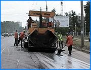 ></p><p class=c_tn>Капитальный ремонт дорожного покрытия улицы Лежневской завершится к середине июля. Кроме укладки асфальта на магистрали полностью заменят бордюрный камень и организуют автостоянки к прилегающим к ней магазинам. Ремонт Лежневской обойдется городской казне в несколько десятков миллионов рублей. При этом она должна быть улицей, по которой гости города должны составить первое впечатление об Иванове. </p><p class=c_tn>Лежневская - дорогая городу дорога. 44 миллиона рублей - половина всего дорожного бюджета - на капитальный ремонт одной магистрали. Усилия нескольких немецких машин- асфальтоукладчиков и множества рабочих, ремонтирующих круглосуточно в зной и ненастье, не напрасны. Новую Лежневскую создают, чтобы не упасть в грязь лицом перед гостями города. «Мы начали с Лежневской, потому что это лицо города, это ворота со стороны Москвы и Владимира. И я очень хочу, чтобы город выглядел достойно», - сказал Александр Фомин.</p><p class=c_tn>Лежневскую ремонтируют, видимо, на века. Сначала выравнивают нижний слой, создавая уклоны к ливневым стокам, затем - укладывают верхний. Качество асфальта регулярно проверяют в лаборатории. «Проверяется материал и температура асфальта, проверяется путем принятия паспортов и вырубок, асфальт по составу рассматривается», - рассказывает заместитель начальника управления благоустройства администрации г. Иванова Наталья Иванова.</p><p class=c_tn>За созданием лица города - строгий контроль. Следит подрядчик - ДРСУ, проверяет заказчик - мэрия. В зеленых жилетах неусыпно контролируют процесс - авторы проекта кандидаты наук и аспиранты из Международной ассоциации автодорожных образований. У них претензии в основном к ивановским водителям. «В основном плохо регулируется движение, т.е. автомобили проезжают по свежевыложенному асфальтобетону. Это нарушение со стороны водителей», - пояснил Сергей Глухов.</p><p class=c_tn>У самих водителей отношение к ремонту Лежнеской неоднозначное. Новый асфальт на магистрали нужен давно, говорят они, но процесс регулирования движения во время ремонта требует особого внимания. </p><p class=c_tn>За самм масштабным дорожным ремонтом этого года последует капитальный ремонт на проспектах Фридриха Энгельса и Ленина. Магистрали, не выходящие на федеральную трассу, обойдутся городу гораздо дешевле. </p><p class=c_av>Мария Покровская</p>
	
		<div class=