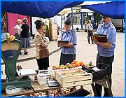 ></p><p class=c_tn>Мэрия активизировала свою борьбу с незаконными торговыми точками. За последний месяц проверено около полутысячи таких объектов. В ходе очередного рейда чиновники грозили владельцам стихийных лотков и киосков сносом и прочими неприятными санкциями. </p><p class=c_tn>Для торговцев овощами, фруктами, мороженым и сладостями на Текстильщиков понедельник оказался днем тяжелым. Рейд мэрии и сотрудников Ленинского РОВД нагрянул неожиданно. Конфискация, протоколы, в будущем - после суда и административной комиссии - штраф от 5 минималок за отсутствие документов на торговлю. Тем более все эти неприятные процедуры без настоящих владельцев торговых точек. Кто-то сработал оперативно - закрылся. Не повезло продавщице мороженого. Хотела как лучше - без вины виноватая пенсионерка, желающая подработать, закрыла тающее мороженое шубой, получила предписание. Незаконных торговых точек больше летом, - вздыхают сотрудники Ленинского РОВД, объезжающие их ежедневно. Торгуют без сертификатов, разрешений на место торговли, не соблюдая санитарных правил. В последнее время количество их резко возросло. Причина - не хотят торговцы оформлять «ЧП». «Не все являются частными предпринимателями, а если субъект не является частным предпринимателем, то разрешения на торговую точку ему не дают», - говорит начальник отделения по борьбе с правонарушениями на потребительском рынке Ленинского РОВД Евгений Смагин.</p><p class=c_tn>Городская казна мало приобретает даже от законной уличной торговли. Около 300 тысяч рублей в год. «От сноса незаконных торговых точек мы не имеем ничего», - рассказал зам. начальника управления экономики Олег Кашироков,- «они уродуют лицо города. Мы проверяем, они не платили и не платят. Они торгуют у остановок, тротуаров. Сейчас много жалоб со стороны жителей. Надо наводить порядок. В других городах такого нет». </p><p class=c_tn>Проверять и штрафовать незаконные торговые точки завершат в конце этой недели. Некоторым их владельцам разрешат дооформить документы и перенести торговлю в другое место. </p><p class=c_av>Мария Покровская.</p>
	
		<div class=