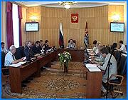 ></p><p class=c_tn>Рост благосостояния населения, экономическая выгода, инвестиционная привлекательность региона. Как выяснилось на очередном заседании областного правительства, все это зависит от хода газификации, которую предполагается резко ускорить. Глава Тейковского района Елена Засорина даже назвала газификацию национальным проектом. Газовики вместе с областными и муниципальными властями выясняли, что мешает процессу и как можно ему помочь.</p><p class=c_tn>Договоренность губернатора с главой «Газпрома» о синхронизации действий на территории области стала лейтмотивом заседания. Михаил Мень упомянул об этом лишь вскользь, но было совершенно очевидно, что цель разговора - выяснить, насколько область готова выполнить свою часть обязательств. Надежды на итоги газификации в области очень сильны. «Хочется сказать добрые слова в адрес всех участников процесса, занятых реализацией национального проекта «Газификация» и выразить уверенность в том, что задача, поставленная президентом в интересах людей, непосредственно всеми заинтересованными службами будет выполнена»,   говорит Елена Засорина.</p><p class=c_tn>Выяснилось, что не все участники процесса одинаково заинтересованно к нему подходят. Часто на уровне глав муниципальных образований, которые порой тормозят оформление газовой документации. Бывают даже случаи, когда приход голубого топлива с подозрением встречают главные потребители услуги, ради кого все и затеяно - население. Прошлым летом в Палехе произошла похожая история. «Предложение «Облгаза» построить газораспределительные сети на условиях софинансирования бюджета, населения и «Облгаза» наши жители восприняли весьма скептически, подозревая инициаторов в какой-то афере»,   рассказывает глава Палехского района Нина Касаткина.</p><p class=c_tn>Правда, большинство потом все-таки вступило в газовый кооператив. Сейчас граждан губернии, особенно на селе, отпугивает не возможность афер, а дороговизна газификации, поэтому властям приходится уговаривать людей оплатить строительство сетей, даже если в доме нет газового оборудования. Собственно, селяне и стали главными адресатами программы. Потому что города газифицированы на уровне и тянут общий показатель вверх и средняя цифра получается хорошая. «Лукавая цифра. Потому что высокий результат, высокий показатель дается в первую очередь за счет наших городов, а села наши в большинстве своем не газифицированы», - сказал губернатор.</p><p class=c_tn>Глав муниципий по итогам заседания обязали активней включиться в строительство сетей, разработку документации и перевод муниципальных котельных на газ. Сами главы в разговорах между собой выражали сочувствие газовикам   тем придется опираться на действующие сети, которые зачастую выстроены бессистемно. </p><p class=c_av>Сергей Хохлов</p>
	
		<div class=