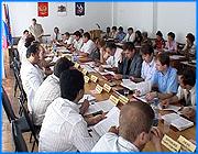 ></p><p class=c_tn>Депутаты Ивановской городской думы провели в среду последнее в этом полугодии пленарное заседание. Народные избранники обсудили десятки вопросов, многие из которых требовали немедленного разрешения. В частности, говорили о программе «Ветхое жилье», ремонте кровель жилых домов и депутатских наказах.</p><p class=c_tn>30 вопросов в повестке заседания и все по-своему важны. Довольно динамично депутаты обсудили и приняли ряд важных решений. В частности, по сохранению и развитию культурных объектов до 2008 года. В рамках программы социальной поддержки семей с детьми выделено 7 миллионов рублей на компенсацию проезда в общественном транспорте. Об арендной плате за землю на территории города. Здесь в том числе речь шла об уменьшении ставок под спортивными объектами. Также депутаты одобрили решение по строительству городского коллектора. Без него, как известно, невозможна застройка центра Иванова современными зданиями, в том числе жилыми домами. Без коллектора тормозится развитие инфраструктуры. Журналисты заметили, что темп работы депутатов в последнее время стал заметно динамичнее. Председатель думы Вячеслав Сверчков связывает это с тем, что в этом созыве изменилась сама схема обсуждения проблем. Когда еще до пленарных заседаний все вопросы более детально прорабатываются на комитетах. Это еще и некая оценка депутатам накануне летних каникул. «И то, что оперативно проходят заседания, принимаются вопросы, это как раз показатель того, что хорошо идет проработка вопросов. Я думаю, что комплексное принятие вопросов проходит хорошо. Поэтому в целом оцениваю работу думы хорошо», - говорит Вячеслав Сверчков.</p><p class=c_tn>Правда, на одном из вопросов депутаты все же запнулись. Во время обсуждения избирательских наказов. В этом и следующем году каждый депутат может потратить на свой округ 1,5 миллиона рублей. Верстка планов порой превращается в настоящее искусство. Как выбрать главные проблемы и как решить остальные при бюджете, на который не разбежишься. Какое-то время депутаты делились опытом экономии. Затем приняли решение, что в рамках программы по ремонту кровель будет создана рабочая группа из депутатов и чиновников. Также народные избранники приняли поправки к программе «Ветхое жилье». Они позволят продолжить расселение людей из старого фонда. В завершение заседания депутатам Морозову и Мамедову вручили медали за помощь обществу афганцев. И расстались с летним настроением, дума уходит на каникулы. </p><p class=c_av>Андрей Кузьмичев</p>
	
		<div class=