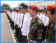 ></p><p class=c_tn>В четверг будущая элита российских пожарных пополнилась выпускниками Ивановского пожарного института. Торжественное мероприятие состоялось на площади Ленина. Более 200 бывших курсантов попрощались со знаменем своего вуза и теперь готовятся стать во главе пожарных коллективов по всей стране. </p><p class=c_tn>Для многих курсантов выпускной сродни победе. Мы приближали этот день, как могли, - говорит нижегородец Илья Шаров. За 2 года и 9 месяцев обучения в ивановском институте пожарных, по словам Ильи, курсанты в первую очередь научились преодолевать препятствия. Сегодня путевку во взрослую жизнь получили 266 выпускников. Вместе с дипломами им вручили памятные знаки и присвоили звание лейтенанта внутренних служб. По словам преподавателей, новоиспеченные офицеры теперь должны стать во главе пожарных коллективов по всей России и продолжить начинания своей альма-матер. Несмотря на то, что это всего 2-й выпуск института пожарных, проходящий в столь торжественной обстановке, у борцов с бушующим пламенем есть уже свои традиции. Во время торжественного прощания с флагом вуза бывшие курсанты забросали знаменосцев мелочью. Пожарные говорят, что этот обычай своими корнями уходит в традиции дореволюционной России. Детям, пришедшим полюбоваться на будущую пожарную элиту, идея с разбрасыванием денег понравилась. Другая традиция обязана своим происхождением военным. «Состоится праздничный обед для выпускников и офицеров, которые принимали участие в торжестве. Естественно, с шампанским. И первые офицерские звезды будут, как говорится, обмыты», - говорит зам. начальника Ивановского института пожарных Владимир Вилков.</p><p class=c_tn>Да и сам выпускной пожарного института на площади Ленина вскоре должен стать ежегодной традицией. А сегодня, - шутили некоторые, - в праздничной программе пожарных - купание в фонтане. </p><p class=c_av>Вячеслав Герасимчук</p>
	
		<div class=