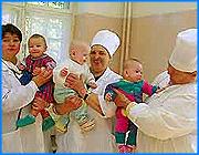 ></p><p class=c_tn>Четвертый ивановский роддом в будущем году переедет в новые стены. В понедельнику об этом заявил мэр города Александр Фомин. С инспекционной поездкой он посетил это медицинское учреждение, чтобы узнать, как были потрачены бюджетные деньги на ремонт обветшавшего здания. Попутно мэр выяснил, удалось ли здешним медикам ощутить отдачу от национального проекта «Здоровье».</p><p class=c_tn>Родильные дома теперь аккумуляторы национального достояния и национальных денег тоже. Только с начала года четвертый роддом освоил родовЫх сертификатов на сумму почти 3 миллиона рублей. Зарплата здешних врачей выросла в среднем на 4 тысячи. Скоро эти щедроты прирастут новым медоборудованием. Начинка меняется, а вот оболочка осталась прежней. Облупившаяся кладка, удручающая ветхость во всем. Весной здесь обрушилась балка - из городского бюджета пришлось срочно выделять деньги на ремонт. Потому что из национальных денег нельзя - они целевые, стройматериалов на них не купишь. «Национальный проект не ставит себе целью вытащить все здравоохранение в целом. Это не подменяет государственного финансирования, не подменяет муниципального финансирования. То есть здесь уже город будет решать, какие больницы, какие учреждения содержать, как содержать. Это уже дело города», - говорит главный врач роддома №4 Алексей Карнеев. </p><p class=c_tn>Город для себя уже решил - содержать дальше это здание за счет бюджета смысла нет, все силы и средства брошены на достройку родильного дома в Бухарове, четвертый роддом будет закрыт. «Этому роддому здесь работать, ну, максимум, я думаю, до конца 1-го квартала следующего года. И тогда вот оборудование все, которое пойдет по нацпроектам, оно будет установлено в том - новом – роддоме», - рассказал глава города.</p><p class=c_tn>В новый роддом переведут и медперсонал. В полном составе или нет - покажет время. Ведь национальные надбавки достались только врачам. Тех, кто обстирывает рожениц или готовит им пищу, авторы нацпроекта почему-то обошли. Так что стимулов оставаться здесь маловато, если, конечно, зарплатный дисбаланс не выправят в самое ближайшее время. </p><p class=c_av>Дмитрий Попов</p>
	
		<div class=