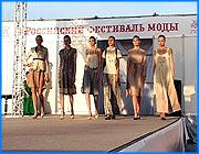 ></p><p class=c_tn>В минувшую субботу в Плесе прошел 1-й российский фестиваль моды «Льняная палитра». Коллекции одежды изо льна представили свыше 20 регионов России, а также производители Украины и Белоруссии. То, что этот фестиваль крайне значим для имиджа Ивановской области, ее руководство решило подчеркнуть особо - придя на показ в льняных изделиях. Праздничное шоу провела известная телеведущая Тина Канделаки. </p><p class=c_tn>Чтобы открыть фестиваль в Плесе, Плес пришлось закрыть. Транспорт сюда допускали только по спецпропускам. Аборигены и гости города, не обремененные правительственными должностями и журналистскими бэйджами, могли наблюдать за показом лишь с берега. Подиум смонтировали на дебаркадере, на входе выставили охрану. Набухшее дождем небо едва не испортило праздник, но с появлением первого лица области погода начала налаживаться. Президент фестиваля - Слава Зайцев - явился в светло-кремовом пиджаке, этот цвет тут же окрестили цветом нынешнего лета. Что касается льна и льна отечественного, в первую очередь, то устроители праздника придали ему значение едва ли не стратегическое: «Льняная палитра» - это и возрождение, и продолжение исконно российских традиций». «У льна очень серьезная перспектива, я думаю. Вот сегодня все во льне, я тоже надел льняной пиджак - у нас была такая договоренность, большинство выдержало ее. Я думаю - это серьезное красивое мероприятие, и мы надеемся на его продолжение», - сказал Михаил Мень. «Я считаю, что это замечательное мероприятие. Тем более, лен - это абсолютно реальная тема для согласования со всеми специалистами во всех областях. Тем более, что люди это принимают. Я получил сегодня огромное удовольствие от того, что видел очень большое количество людей, одетых в льняные изделия наши, отечественные. Это меня очень радует», - добавил Вячеслав Зайцев.</p><p class=c_tn>Фестиваль начался с запозданием - ждали Тину Канделаки. Похоже, в тему ей пришлось войти без всякой подготовки - приветствуя публику, она сделала сразу две показательных ошибки, назвав Плёс ПлЕсом, а Ивановскую область - ИванОвской. Впрочем, эти ляпы Тина многократно искупила блестящими остротами и шуточными экспромтами, от которых зрители во время всего показа приходили в восторг. На Канделаки не оказалось одежды из льна, о чем она позднее пожалела, провожая почти каждую коллекцию вздохами сожаления типа «дайте ободочек» или «вот идут мои туфли и сумочка». Не оказалось на фестивале также коллекции из Италии, которую ожидали ранее, но это никого не расстроило - уровень дизайнерских решений и качество исполнения от российских модельеров были более чем достойны. Будучи абсолютно реальной темой для отечественного производителя, технологически лен, увы, продвигают иностранцы - именно они научились сжимать ткань, добиваясь особо модного эффекта. Даже Зайцев рассказал, что готовит новую коллекцию и специально мнет ткань под прессом, чтобы, цитата, «придать ей новое ощущение». Однако больше всего устроителей беспокоило качество исполнения самого фестиваля. «Льняная палитра» - явление организационно-имиджевого порядка. Не только и не столько фестиваль моды, сколько ярмарка тщеславия, в хорошем смысле этого слова. Область отчаянно пытается утвердиться в инвестиционных рейтингах, и для нее этот опыт сродни дефиле дебютанта на модном показе. </p><p class=c_tn>Плес как свободная туристско-рекреационная зона - предел мечтаний областной власти. Чтобы стать по-настоящему модным регионом, стоит погнаться за модой. От «Льняной палитры» ждут не столько эстетического, сколько экономического эффекта: новых брендов, новых производителей, и, конечно, инвестиций. Поэтому такие надежды на то, что это не последний российский фестиваль моды. Будучи сам по себе брендом, Вячеслав Зайцев не скромничал: «Раз я здесь, значит мероприятие будет долго жить». </p><p class=c_av>Дмитрий Попов</p>
	
		<div class=