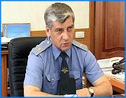 ></p><p class=c_tn>Наказание в виде условного срока, которое получил бывший начальник кинешемской милиции вневедомственной охраны Виталий Димаков за участие в похищении бюллетеней выборов кинешемского мэра, слишком мягкое. Такое заявление сделал сегодня начальник областного УВД Александр Забегалов на пресс-конференции, посвященной итогам деятельности правоохранительных органов за 6 месяцев. </p><p class=c_tn>Львиная доля вопросов начальнику УВД касалась громких преступлений. Среди них и похищение избирательных бюллетеней в Кинешме в марте текущего года. Документы исчезли из архива после того, как стало ясно, что выборы главы города бывший заместитель мэра Юрий Вахотин проиграл. Среди соучастников Вахотина были и сотрудники милиции, в том числе теперь уже бывший начальник кинешемкого отдела вневедомственной охраны Виталий Димаков. Суд приговорил Вахотина к 4 годам лишения свободы условно, у остальных меньшие сроки, при этом так же условные. Начальник областного УВД Александр Забегалов считает, что такой приговор в отношении милиционера Виталия Димакова должен был быть более жестким. </p><p class=c_tn>От громких дел начальник УВД перешел к делам насущным. По словам Александра Забегалова, одним из самых проблемных направлений в деятельности милиции сегодня остается незаконная вырубка лесов. С начала года ее объемы выросли почти в 2 раза. Основная причина этого, по мнению милиционеров, кроется в том, что охранять леса попросту некому. Лесники сейчас занимаются лишь воспроизводством зеленой зоны, в штате Росприроднадзора - охранников единицы. Что касается милиции, то на страже леса всего 24 ее сотрудника. Но даже если этими силами удается поймать незаконных лесорубов, то их ждет несущественное наказание. «Ответственность этих лиц, которых привлекают в судебном порядке, - это условные меры осуждения или штрафы. Штрафы смехотворные. Это где-то 2,5 - 3 тысячи», - говорит начальник УМБППР и АЗ областного УВД Валерий Яровицын. </p><p class=c_tn>Развивая тему, журналисты не преминули поинтересоваться так называемым «крышеванием» незаконных порубок. Начальник УВД ответил на этот вопрос уклончиво. Но откровенно заявил, что факты коррумпированности в рядах милиции есть. И даже сейчас проверяются на честность несколько сотрудников правоохранительных органов. </p><p class=c_av>Олеся Чирко</p>
	
		<div class=
