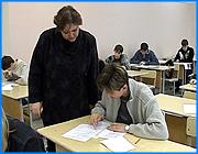 ></p><p class=c_tn>С 17 июля во всех вузах области начались вступительные экзамены. В Иваново-Вознесенске это особенно заметно, поскольку наш город является третьим по количеству вузов в России. </p><p class=c_tn>Вступительные экзамены в Ивановском государственном университете. Одни абитуриенты ждут своего момента истины. Другие - уже успели представить свой гранит науки экзаменационному ареопагу. В читальном зале непривычно тихо. Будущие студенты юрфака пишут вступительное сочинение. Все темы свободные, но не без подвоха. Сочинение должно быть написано остро и полемично. Главный враг абитуриента - ограничение во времени. Главный помощник - удача. Критерий повезет-неповезет у всех свой. Девушка, поступающая на факультет романо-германской филологии, расстроилась из-за четверки. Конкурс на РГФ в этом году достаточно высокий, поэтому велик риск не добраться до Олимпа. Женя приехал из Костромы. Он давно мечтал стать адвокатом. Юриспруденция, по его мнению, дает шанс каждому стать творцом истории. Все экзамены сдал еще весной в виде централизованного тестирования. Говорит, что самым сложным был русский язык, но помог багаж знаний. </p><p class=c_tn>Между тем, в других вузах при поступлении произошли серьезные изменения. Так, например, в Текстильной академии с этого года экзамены принимаются исключительно в тестовой форме. Первый такой экзамен прошел в воскресенье. Энергоуниверситет, в прошлом году настороженно отнесшийся к эксперименту с единым госэкзаменом, все же стал принимать результаты ЕГЭ. Списки тех, чьи мозги пополнили коллективный разум вузов, будут вывешены лишь 1 августа. Пока же вчерашних школьников ждут 2 недели триумфов и поражений. </p><p class=c_av>Олеся Чирко</p>
	
		<div class=