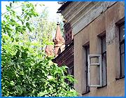 ></p><p class=c_tn>106 лет назад в Иваново-Вознесенске родилась Наталья Черняк, впоследствии ставшая всемирноизвестной писательницей Натали Саррот. За годы советской власти и реформенных вихрей ивановский родовой дом легендарной писательницы превратился в полуразвалившуюся коммуналку. </p><p class=c_tn>Имя Натали Саррот - знаковое в мировой литературе, она была родоначальником литературного направления, «нового романа». Натали написала 12 романов, 1 из которых был номинирован на нобелевскую премию. Из ее автобиографической повести «Детство» французские читатели узнали, что в далекой России есть небольшой город Иваново-Вознесенск, который так дорог их кумиру. «Ее отец - Илья Евсеевич - владел в Иванове небольшой фабрикой химтоваров. Когда девочке было 2 года, семья распалась, и Натали уехала с матерью в Париж», рассказывает доцент ИвГУ Татьяна Головина. Мать излишне не обременяла себя воспитанием дочери, а вскоре и вовсе передала ее отцу, который к тому времени переехал во Францию. 2 года, проведенные в Иваново-Вознесенске, стали единственным светлым воспоминанием ее детства. «Ни один дом на свете не казался мне таким красивым. Настоящий дом из рождественской сказки... И к тому же дом, где я родилась». Так говорила всемирноизвестная французская писательница о небольшом российском городке Иваново-Вознесенске. </p><p class=c_tn>Дому 29/12 по улице Пушкина в этом году исполнилось 137 лет. Сейчас рождественскую сказку, даже отдаленно, он уже не напоминает. Обшарпанный фасад, протекающая крыша. В последний раз он ремонтировался в 1971 году. Именно таким Натали Саррот увидела свой дом во время визита в 1990 году. Но, несмотря на аварийное состояние, дом сохранил семейную теплоту бывших владельцев. </p><p class=c_tn>Дом 29/12 в списках памятников не значится. А это означает, что не только в соответствующем ремонте, но даже в памятной табличке ему отказано. Зато близлежащие дома усыпаны мемориальными досками, прославляющими революционных деятелей родины первого совета. </p><p class=c_av>Анна Кулик</p>
	
		<div class=