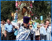 ></p><p class=c_tn>Крестный ход впервые в Иванове прошел без главы епархии. Архиепископ Амвросий ушел на покой, а новый владыка к своим обязанностям не приступил. Это никак не помешало ивановцам с иконами и песнопениями совершить крестный ход от Преображеснкого кафедрального собора.</p><p class=c_tn>Вокруг верующих с иконами и хоругвями - милицейское оцепление. Крестный ход впервые за 6 лет так тщательно охраняют. «Время сейчас опасное»,- объясняют строгие действия милиционеров участники крестного хода. В длинной процессии, поющей символ веры и отче наш, чиновники не замечены. Вера для ивановского политического бомонда, похоже, перестала быть данью моде </p><p class=c_tn>Когда процессия приближается к Соковскому мосту, начинается дождь. Верующие воспринимают природное явление как чудо. «Богоматерь окропила», - говорят они,- именно здесь на площади Пушкина, где располагался до революции Покровский Собор. Верующие крестятся и кланяются образу богоматери. «Заступница наша», - шепчут они иконе, которая считается защитницей Иванова. Крестный ход 21 июля - местная традиция. Она восходит еще к дореволюционным временам. Участники крестного хода говорят: «Главное - почитание не этой иконы, а Божьей матери, нет человека, который бы не почитал Божью матерь». </p><p class=c_tn>У некоторых верующих в руках иконы с изображением семьи последнего российского императора Николая II. Это прихожане церкви Казанской божьей матери. В этом храме часто собираются люди, считающие невинно убиенного Николая русским святым. Участники крестного хода к таким прихожанам относятся лояльно. Общее мнение верующих: в процессии могут принять участие люди любых религиозных течений и общественных движений. Несколько лет участниками крестного хода были черносотенцы. В этом году среди верующих их не видно. </p><p class=c_tn>При подходе к Преображенскому Кафедральному собору толпа редеет. Некоторых усталых верующих преклонного возраста до храма подвозит автобус. Перед собором - молебен. Желание верующих - пройти после молебна под иконой, чтобы получить божью благодать.</p><p class=c_tn>Мария Покровская.</p><p class=c_tn></p>
	
		<div class=