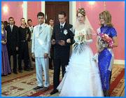 ></p><p class=c_tn>Иваново-Вознесенск переживает свадебный бум. Ежедневно в ивановском ЗАГСе узами Гименея связывают себя не менее 10 пар, а в выходные это число увеличивается вчетверо. В минувшие выходные было заключено 77 браков и это далеко не предел.</p><p class=c_tn>По словам работников ЗАГСа, с каждым годом в свадебной церемонии появляются новые и возрождаются старые традиции. Но есть одна тенденция: молодожены стараются следовать православному календарю. Традиционно пик свадебного бума ожидают в сентябре, по завершении Успенского поста, - в это время будут регистрироваться до 60 браков каждую пятницу. Активно прирастает число молодых пар в период крупных религиозных праздников. Много привнесений и в антураже церемоний. Специалист регистрационной службы Елена Коржева рассказывает: «Сейчас еще такие ввелись традиции, в залах сопровождает регистрацию живая музыка, то есть это музыканты играют красивую музыку. Так же при выходе из ЗАГСа молодые, как символ своего семейного счастья запускают в небо белых голубей, и еще в зале они могут танцевать, то есть первый свадебный танец, или зажигают свечу, как символ своего семейного счастья, своего семейного очага». Тем не менее, проверка чувств начинается уже здесь. Внешне уверенные в себе женихи растерянно ищут глазами невест в толпе, словно опасаясь, что те сбегут из-под венца. Невесты ревностно рассматривают наряды друг друга, а теща и свекровь в один голос оплакивают будущее своих детей. Марш Мендельсона не умолкает ни на минуту - есть из-за чего разволноваться, но общий настрой - позитивный. Молодожены Татьяна и Алексей Колесовы говорят: «Переживание, радость, счастье, не описать. В этот день для нас все важно, и ну, как бы мы вступаем в новую полосу жизни, как бы у нас начинается новая жизнь, и мы счастливы этому». Есть и еще одно испытание, подсказанное возрожденной традицией: для того, чтобы брак был крепким, супруг должен либо перенести молодую жену на руках через мост, либо, если силы жениха не позволяют этого, проехать по 7 мостам. Любопытно, что многие свадебные кортежи отправляются на окраину парка 1905 года - именно там находится самый короткий в Иванове мост.</p><p class=c_tn>Наталья Мозилова.</p><p class=c_tn></p><p class=c_tn></p>
	
	    <div class=