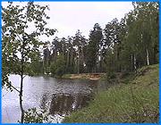 ></p><p class=c_tn>Земли и водные объекты губернии, отведенные под места общественного отдыха, будут сданы в следующем году в аренду предпринимателям. Это предложение областного департамента природных ресурсов поддержали чиновники на очередном заседании Правительства. Пока инвесторы не найдены, руководство губернии призвало глав муниципальных образований благоустроить пляжные территории уже в этом году.</p><p class=c_tn>Необорудованные береговые линии под пляж на Уводи, Волге и Тезе, захламленное дно рек, по которому ходить небезопасно, состояние воды, в которой, правда, холеры не обнаружена, отсутствие спасателей. Мнение Правительства: равнодушных к такой ситуации нет, особенно среди населения. </p><p class=c_tn>«Когда выезжаешь на место - видишь, что это законопослушные граждане приехали на автомобилях и им надо что-то делать. А это в основном источник загрязнения нефтепродуктами. Если одна машина стоит - это еще ничего, а если 50 в ряд, тогда тут нефтепродукты и в почву, и в воду уходят» – отметил заместитель руководителя Управления Федеральной службы по надзору в сфере природопользования по Ивановской области Сергей Аветисян.</p><p class=c_tn>Неравнодушные главы муниципальных образований, ответственные за безобразия на пляжах, пеняют на недостаток средств. В Москве и Ульяновске - денег больше и пляжи лучше. Ивановское управление МЧС убеждено: недостаток денег - предлог, чтобы не наводить порядок на пляжах. Начальник главного управления МЧС РФ по Ивановской области Иван Волков рассказывает: </p><p class=c_tn>«В парках Иванова, не смотря на предписания, только в разгар купального сезона выполняются минимальные требования, которые раньше служили причинами для запрета купания. В июле дали разрешения на эксплуатацию пляжей с большими натяжками».</p><p class=c_tn>Предложение Правительства - сдать пляжи и водные объекты в аренду предпринимателям в следующем году. Выгода тройная: коммерсанты благоустроят территорию, сами заработают деньги за счет водно-пляжных развлечений, муниципальные образования получат прибыль с аренды. </p><p class=c_tn>Пока не пришли инвесторы главы муниципальных образований, по призыву Правительства, уже в этом году должны навести порядок в местах массового отдыха. О том, выделят ли на это дополнительные средства скудным муниципальным бюджетам - областное чиновничество на заседание умолчало. Мария Покровская.</p><p class=c_tn></p>
	
		<div class=
