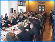 ></p><p class=c_tn>Ивановский губернатор Михаил Мень не собирается вмешиваться в работу областной комиссии по правам человека. Об этом он сообщил на ее 1-м заседании. Состав комиссии решили сделать смешанным: в нее вошли представители региональной власти и правозащитных организаций.</p><p class=c_tn>Комиссия для губернатора, по его же словам - прежде всего альтернативный и независимый источник информации о нарушениях прав человека в регионе. Вмешиваться в ее работу Михаил Мень не собирается. Такое решение подсказал опыт. Он сам некогда создавал и работал в подобной комиссии в Московской области. Мень еще в Москве убедился, что комиссия по правам человека в любом регионе должна носить смешанный характер. «Когда мы сделали комиссию фифти- фифти, где были представители чиновничества и представители силовых структур, так и представители правозащитного сообщества - то вот здесь и появился диалог т.е. нормальное взаимодействие, и комиссия в том же составе, кроме председательствующего, работала и работает эффективно», - говорит губернатор Михаил Мень.</p><p class=c_tn>Областная комиссия вскоре начнет рассматривать обращения физических и юридических лиц о нарушениях прав и свобод в губернии. «Нарушения,- подчеркнул на заседании ее глава Роман Ефремов,- которые носят массовый характер. Комиссия не будет заниматься частными случаями, единичными жалобами на решения судов и органов следствия.</p><p class=c_tn>Председатель комиссии по правам человека Ивановской области Роман Ефремов рассказывает: «Комиссии по правам человека довольно - таки легко скатиться к рассмотрению частных случаев и не увидеть за этим главного: массового факта нарушения прав человека в Ивановской области».</p><p class=c_tn>Уполномоченный по правам человека России Владимир Лукин энтузиазм региональной власти поддержал, однако отметил, что работа комиссии не пойдет по накатанной: «Между властью и работой комиссии, в которой есть представители власти, будут возникать трения - такова жизнь и я думаю, это хорошо. Плохо, когда существует видимость полного единства и согласия». </p><p class=c_tn>Защита прав ребенка в регионе для комиссии задача первоочередная. Дети - тема для обсуждения на следующем заседании. Затем чиновники и правозащитники обсудят правонарушения в сфере труда и заработной платы.</p><p class=c_tn>Мария Покровская.</p><p class=c_tn></p>
	
		<div class=