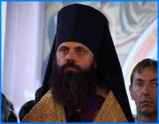 ></p><p class=c_tn>В минувшую субботу священнослужители и православные верующие губернии встречали нового главу Иваново-Вознесенской и Кинешемской епархии. В Преображенском кафедральном соборе архиепископ Амвросий официально передал полномочия своему приемнику епископу Иосифу. Священнослужители епархии и прихожане говорили, что тяжело переживают смену. Между тем, некоторые верующие остались назначением нового главы епархии довольны и даже окрестили его «ангелом».</p><p class=c_tn>Такого оживления Преображенский кафедральный собор не видел давно. Встретить нового главу епархии собрались десятки священнослужителей и верующих из разных приходов области. Все в лучших традициях гостеприимства: праздничное облачение, цветы и каравай, испеченный специально к этому событию в Успенском монастыре. Нового владыку встречают бодрым перезвоном колоколов. В соборе нового владыку встречает экс - глава епархии архиепископ Амвросий. С грустью говорит о том, что стоял у руля епархии 30 лет. За это время православная церковь на Ивановской земле значительно окрепла. Количество храмов выросло с 44 до 250. Архиепископ Амвросий искренне надеется, что передает епархию в надежные руки, обещает всячески помогать приемнику. Архиепископ Амвросий рассказывает: «Конечно, все новое для Вас. Но ведь мы будем с вами общаться, если пожелаете. И, конечно, будут только добрые советы с моей стороны. Я уверяю Вас, что вас будет любить и духовенство, и наша ивановская паства. У нас хорошие люди, благочестивые люди». Епископ Иосиф признается, что опыта управления такой крупной организацией у него нет. И помощь не только его предшественника, но и всех священнослужителей ему будет просто необходима. Обещает, что никаких кадровых и других пертурбаций в епархии не будет. «Я не склонен к радикальным переменам. И было бы глупо менять то, что уже складывалось в течение многих лет. То, что выверено молитвой, то, что стало традицией. Нужно это продлевать и развивать», - отметил глава Иваново-Вознесенской и Кинешемской епархии епископ Иосиф. Во время торжественного молебна, верующие стремятся как можно ближе разглядеть нового владыку. Многие признаются, что об уходе архиепископа Амвросия очень жалеют. Но по первым впечатлениям его преемник внушает доверие. Говорит прихожанка Людмила Бутова: «Когда владыка Амвросий ушел на покой, я целый день переживала, даже плакала. Но, видя сегодня, как состоялась встреча нового владыки, я хочу сказать, что патриарх все правильно сделал. Он нам прислал на нашу землю ивановскую ангелочка. Между тем еще весной Амвросий по достижению 75-летнего возраста, был готов уйти на покой. Но тогда, по просьбе прихожан, архиепископ остался на своем посту. Верующие и священнослужители говорят, что назначение нового владыки стало для них неожиданностью. Настоятель Воскресенского прихода в г. Вичуга протоиерей Петр говорит: «Мы надеялись, что еще наш владыка высокопреосвященный Амвросий еще послужит. Но, а теперь, совершившийся факт. Что же будем приспосабливаться, подстраиваться под нового владыку, нового управляющего».</p><p class=c_tn>Журналистам епископ Иосиф рассказал, что постоянного места жительства у него пока нет. Все вещи пока находятся в машине. Но это неважно, добрые люди священнослужителя без крыши над головой не оставят, - подытожил новый владыка.</p><p class=c_av>Олеся Чирко.</p>
	
		<div class=