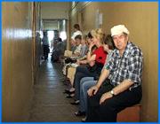 ></p><p class=c_tn>В Ивановской области произошел перерасчет субсидий на оплату коммунальных услуг. Нововведения произошли в связи с указом губернатора. Теперь льготы будут вычисляться из расчета 2 показателей: тарифа на коммунальные услуги и прожиточного минимума.</p><p class=c_tn>Для ивановцев, получающих субсидии, новая головная боль. Теперь им необходимо ознакомиться с изменениями, коснувшимися процедуры получения льготы на оплату коммунальных услуг. Но, чиновники отмечают, что эти изменения скорее положительные. Уже с июля планируется пересчет субсидий на коммунальные платежи с учетом минимального прожиточного уровня. Правда, субсидия в этом случае вырастет не на много, в среднем на 20 рублей, а у большинства граждан и вовсе останется на прежнем уровне. Одно из основных удобств новых правил - это возможность получения льготы на отдельно живущих родственников «Если говорить о порядке подачи документов или порядке обращения заявок, то теперь право возникло отдельно подать у бывших супругов возможно. Или родителей и взрослых детей», - отмечает начальник управления жилищно-коммунальных субсидий Наталья Косарева. С этого года средства на субсидирование поступают не на счет предприятия, как было ранее, а на личный счет владельца жилья. То есть, таким образом, теперь получатель льготы может снять эти деньги в любой удобный для него момент. А перерасчет субсидии будет производиться не по истечении субсидийного срока, а по итогам полугодия. Начальник управления ЖКС Наталья Косарева рассказывает: «Изменился состав семьи, изменилось место жительства, то есть тут уже делается перерасчет. А если доходы изменились в семье, то сумма не изменяется ни в большую, ни в меньшую сторону. А через 6 месяцев назначается уже с учетом доходов за прошедшие 6 месяцев». В управлении жилищно-коммунальных субсидий, говорят, что в сентябре этого года будет принят региональный стандарт стоимости коммуналки для семей различной численности. По словам чиновников, это позволит сделать процедуру получения субсидий более прозрачной.</p><p class=c_av>Вячеслав Герасимчук.</p>
	
		<div class=