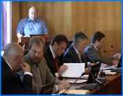 ></p><p class=c_tn>Светофоры в Иванове работают как-то странно, а разметку на трассы наносят рабочие, которые накануне выпивали. Во вторник на заседании правительства Ивановской области губернатор Михаил Мень комплексно высказался о состоянии дел в организации движения на дорогах области. Поделиться водительскими наблюдениями его понудило обсуждение областной целевой программы по безопасности дорожного движения на 2006 - 2010 годы.</p><p class=c_tn>В декабре прошлого года президент дал поручение разработать региональные программы по безопасности дорожного движения. В Ивановской области необходимость в таком документе более чем назрела. Только за 1-ое полугодие аварийность на ивановских дорогах выросла вдвое. Административных протоколов за это период было составлено почти 100 тысяч, иными словами, каждый водитель в регионе хотя бы раз нарушил правила. Ситуацию усугубляет жуткая нехватка личного состава госавтоинспекции. «На автомобильных дорогах утрачен эффект присутствия сотрудника ГАИ. Так, численность инспекторов ДПС на территории Ивановской области составляет всего 40% от нормативов, утвержденных Указом Президента РФ номер 209 от 1993 года», -  говорит начальник ГИБДД области Александр Брусочкин. Эта программа нужна не ГАИ, а области, отметил Александр Брусочкин. До сих пор у губернской власти не было комплексного похода к решению проблемы безопасности на дорогах. В то же время отсутствие региональной программы не позволяет области рассчитывать на федеральные отчисления. Суммарно авторы программы притязают на 750 миллионов рублей. Никто не спорил с тем, что предлагаемый документ сверхзначим и сверхсрочен, хотя нуждается в уточнениях. Подводя итог обсуждению, губернатор решил комплексно поделиться целым рядом личных наблюдений об организации дорожного движения, сделанных им во время поездок в качестве автолюбителя. Михаил Мень начал со светофоров, которые, по его мнению, в Иванове как-то странно работают, отдельно коснулся разметки и закончил приоритетами движения. Михаил Мень рассказывает: «Мало того, что все на красный свет у нас просто через один едут, эта проблема есть, и в областном центре в том числе, никто не обращает внимания половина на светофоры. Есть и такой момент, что они неправильно отрегулированы относительно других субъектов федерации. Нужно ставить задачу рабочим, которые делают разметку, чтобы им не разрешали с вечера выпивать. Вы понимаете, о чем я говорю, да? Особенно если посмотреть дорогу от Плеса до Иванова, где она странным зигзагом идет. Я думаю, ну начертить прямую линию - не такая сложная задача. Я столкнулся с такой позицией, как приоритет кругового движения только на 2 точках в земном шаре: в Израиле и в Ивановской области. Может, я недостаточно ездил, но это факт. У нас, я не знаю, может побратимство есть с каким-нибудь израильским городом?»</p><p class=c_tn>Все эти замечания Михаил Мень адресовал специалистам и попросил учесть при корректировке документа, пошутив в том плане, что специально оговаривать в нем требования к рабочим, наносящим разметку, не стоит.</p><p class=c_av>Дмитрий Попов.</p>
	
		<div class=