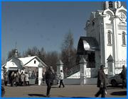 ></p><p class=c_tn>В среду православные верующие отмечают один из старейших праздников на Руси: Ильин день. В честь этого праздника во всех храмах Ивановской области прошла праздничная служба. </p><p class=c_tn>Традиция праздновать Ильин день идет с языческих времен. О том, что Ильин день особо почитаем в Иваново-Вознесенске, свидетельствует не только количество прихожан в церкви, но и то, что на празднование Ильина дня приезжают из других городов. Прихожанка Вера Милокостова рассказывает: </p><p class=c_tn>«Для меня это очень светлый праздник. В этой церкви крестились все мои 3 дочери, мы приезжаем из Воркуты и каждый год, вернее, каждый раз, когда получается, я прихожу в эту церковь и молюсь. Мне кажется, старые традиции, то, что мы сейчас, и я сейчас внушаю. Чтобы наши дети, наши внуки, знали и помнили об этом, это самое главное, вот. И потому, мы сегодня здесь». Славяне молили могущественного бога Перуна о дожде в засушливые годы, просили о придании мужества перед боем. После крещения Руси, языческое божество в народном сознании превратилось в христианского пророка, но по-прежнему сурового и неумолимого. «Он очень строго наказывает за отступление от православия за какие-то вот... нарушения заповедей божьих, например, нарушение праздников, заповеди о том, чтобы праздники посвящались Богу. Считается очень строгим он защитником православия», - отмечает игумен Преображенского кафедрального собора отец Леонтий.</p><p class=c_tn>С тех пор, как Перун ушел с русской земли, разъезжать в золотой колеснице и развозить по небу воду стал Илья-пророк. Если, провозимая по небу бочка опрокидывается и льется дождь, значит, Илья на кого-то гневается. Считалось также, что пророк превращается в кошку или собаку, чтобы наказать грешников во время грозы, пробирается в дома и поджигает их. Поэтому суеверные христиане выгоняли из дома на время ненастья домашних животных. Одним из признаков Ильина дня считается гроза. Правда, за последние 20 лет Илья-пророк напомнил о себе всего 6 раз. Ильин день в народном сознании - своеобразный рубеж между летом и осенью: с Ильина дня до обеда лето, после обеда осень. Олень рога в воду опустил, значит, купальный сезон закончен. А еще, Илья - пророк 2 часа уволок. Но, несмотря на строгость пророка, были у Ильина дня и хорошие стороны: к этому дню заканчивался сенокос, и по этому поводу крестьяне устраивали гуляния. На столе особым почетом пользовались каши и блюда из грибов. А веселья добавляла медовуха из свежего меда.</p><p class=c_av>Наталья Мозилова.</p>
	
		<div class=