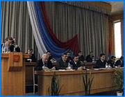 ></p><p class=c_tn>Ивановская область станет пилотной площадкой для проекта по реформированию ЖКХ. Губернатор намерен подписать соответствующее соглашение с министром регионального развития Владимиром Яковлевым. Проект предполагается обкатать в 2-3 районах губернии до апреля будущего года. Информация об этом прозвучала 3 августа на заседании областной комиссии по чрезвычайным ситуациям. Здесь обсуждали ход подготовки к отопительному сезону.</p><p class=c_tn>Вхождение в зиму для муниципалитетов почище лихорадки. Фонды изношены, жилищно-коммунальное хозяйство губернии бьется в тисках неплатежей. Нынешний год не исключение. Типичный пример - ситуация, в которой оказались кинешемские объединенные котельные и тепловые сети. С прошлого года здесь введено конкурсное управление. Предприятие в свое время нахватало кредитов и благополучно скатилось в банкроты. В результате - из 20 котельных Кинешмы к зиме не готова ни одна. В Гаврилово-Посаде другая беда. Власти никак не могут повлиять на собственника частной котельной, которая отапливает поселок. Объект надо готовить к зиме, но владелец - фабрика «Никотекс» - ничего не хочет делать. Даже с прокуратурой от частника не могут добиться толка. Глава комиссии Олег Вавилов упрекнул районное руководство в недостатке политической воли: котельная ушла в частные руки не без ведома же администрации. Представитель района возразил: мы даже закупили комплектующие для подготовки объекта, берите и делайте, но все это лежит без движения - на фабрике «Никотекс» не дают команды. И.о. главы Гаврилово-Посадского района Сергей Руденко говорит: «Даже зачастую попасть на фабрику тяжело, там охрана своя, пройти туда не так-то просто, даже местной администрации». В итоге Олег Вавилов оценил ход подготовки к отопительному сезону как крайне неудовлетворительный. Тут чехарда с кредитами, там - со специалистами, тут - изменили техусловия, там не знают, как закрутить кран. Глава комиссии доложил: 10 августа будет подписано соглашение с Минрегионразвития, которое грозит местной жилищно-коммунальной отрасли серьезной встряской. Губернатор ставит задачу положить конец бездонной бочке под названием ЖКХ. «Уже пузырь созрел полностью. Все прекрасно понимают, откуда что и чего идут: и ноги, и финансовые потоки. И сегодня схема реформирования ЖКХ Ивановского региона Минрегионразвития принята за основу и будет иметь статус пилотного проекта для всей России», - отмечает 1-й зам. председателя правительства области Олег Вавилов.</p><p class=c_tn>В течение предстоящего отопительного сезона проект решено обкатать в 2-3 полигонных районах. Как именно будут вскрывать созревший пузырь, пока неясно. Сейчас руководство региона внятно говорит лишь о том, что нужно ужесточить контроль за расходованием средств. Кроме этого, предлагается направлять местных коммунальщиков на обучение в профильные институты других регионов.</p><p class=c_av>Дмитрий Попов.</p>
	
		<div class=