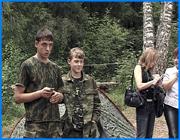 ></p><p class=c_tn>Ивановская мэрия пока не собирается открывать дополнительные лагеря походного типа, хотя спрос на отдых в них превышает предложение. Об этом сообщили представители городского комитета по физической культуре и спорту во время инспекции в единственный подобный лагерь «Мое Отечество» в Лежневском районе.</p><p class=c_tn>Основная причина - в Иванове мало энтузиастов, желающих за небольшую зарплату обучать молодых людей армейской жизни.</p><p class=c_tn>Почти кандидат в мастера спорта по рукопашному бою Владислав Каштанов из всех лагерных затей предпочитает альпинизм. Ежедневное покорение под руководством инструктора стены заброшенной церкви для него, конечно, не предел мечтаний. Когда-нибудь, как говорит, поедет в Норвегию, где горы красивые. Владислав признается: человека и альпиниста в нем воспитала армейская жизнь в лагере «Мое Отечество». Владислав Каштанов рассказывает: </p><p class=c_tn>«Вы знаете, какая современная молодежь, им бы выпить или покурить. Тут такого нет, тут люди работают, тренируются, у них нет на это времени». Желание выпить или покурить у отдыхающих вместе детей и подростков, конечно, возникает, но очень редко. Потому что сразу пресекается многочисленными отжиманиями и шестикилометровой пробежкой. Суровая жизнь 20 юных смельчаков, живущих в настоящей, потертой армейской палатке, заполнена тренировками по рукопашному бою, кулачными боями, подготовкой землянок и поиском невидимых врагов в лесном массиве. В прошлом году до места расположения лагеря почти 40 километров добирались бегом вдоль речки Ухтохмы. Сейчас это физическое упражнение заменили марш - броском на Черное озеро. Тренеры и инструкторы уверяют, физическая нагрузка исправляет даже самых трудных подростков. Вице-президент ассоциации по рукопашному бою г. Иванова Леонид Попов: </p><p class=c_tn>«Ребята становятся более открытыми, более контактируют друг с другом и с инструкторами, начинают понимать, что такое авторитет друзей и авторитет инструкторов». Друзья и коллеги Александр и Алексей, которые, как и многие попали в лагерь благодаря сарафанному дворовому радио,- авторитеты на кухне. К месту хранения продуктов не подпускают на пушечный выстрел. За несколько смен пребывания в «Моем Отечестве» Александр и Алексей освоили навыки приготовления каш, супов, компотов и десертов.</p><p class=c_tn>Сотрудники ивановской мэрии осознают: лагерь, существующий уже несколько лет, один из самых дешевых видов детского отдыха. Себестоимость путевки, которую дети получают бесплатно, всего 3500 рублей. Мэрия готова финансировать не один такой лагерь. Но энтузиастов, готовых обучать подростков навыкам армейской жизни, не осталось. «Если такая команда энтузиастов еще появится, которая возьмет ответственность на себя, которые готовы по этой программе работать мы готовы поддержать и эти программы реализовывать», - отмечает зам. председателя комитета по физической культуре и спорту администрации г. Иванова Ольга Антонова.</p><p class=c_tn>Пока терпения инструкторов и тренеров в лагере хватает на 2 летние смены. В следующем году количество увеличится до 3. Пол отдыхающих, правда, не изменится. Девочек в «Мое Отечество» не возьмут. Считается, что 20 дней армейской жизни слабому полу не по плечу.</p><p class=c_av>Мария Покровская.</p>
	
		<div class=