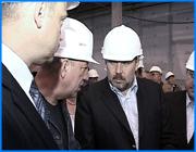 ></p><p class=c_tn>Первая парогазовая установка на Комсомольской ГРЭС начнет работу в марте 2007 года. Эта информация прозвучала во время рабочей поездки губернатора Михаила Меня в это муниципальное образование. Глава правительства сообщил, если план строительства ГРЭС будет выполняться, то к 2010 году Ивановская область будет продавать электроэнергию другим регионам.</p><p class=c_tn>Губернатор Мень внимательно осматривает Комсомольскую ГРЭС. В сентябре для проверки строительства сюда приедет глава РАО ЕЭС Анатолий Чубайс, в следующем марте заработает первая парогазовая установка. «Если удачно пройдут переговоры с Газпромом о подаче газа, то к 2010 году по расчетам энергетиков и финансистов, мы сможем электроэнергию продавать. Это будет серьезным сдвигом в развитии ивановской области», - говорит Михаил Мень. «Вторым Ханты-Мансийском Ивановская область не станет, но работа Комсомольской ГРЭС оживит высокодотационный регион», - также отмечает губернатор.</p><p class=c_tn>О работе ГРЭС как серьезной прибавке к областному бюджету губернатор говорит и ветеранам Комсомольска. В ответ они жалуются на плохую городскую воду, в которой даже белье не постираешь, и благодарят главу правительства за песни в его исполнении. Губернатор обещает ветеранам пригласить экологов, разобраться с водой и подстегнуть отдохнувших ивановских законодателей, чтобы быстрее разрабатывали законы о ветеранах труда. В рабочей поездке Михаил Мень не забывает и о главной цели визита: он должен торжественно пустить газ в дома жителей Комсомольска, не всем, пока только 1100 потребителям Наличие голубого топлива в одной из квартир проверяет собственноручно. </p><p class=c_tn>Губернатор ставит на плитку чайник и вспоминает слова сотрудников Газпрома, с которым регион подписал соглашение. «За нас, за вас, за газ и почему-то за голубые глаза». Жительница Комсомольска Нина Потемкина верит: совсем скоро электрическую плитку, которая съедает 200 киловатт электроэнергии ежемесячно можно убрать на полку. Газ, которого в Комсомольске ждали 14 лет, обещали дать в этом году. Жительница Комсомольска Нина Потемкина рассказывает: «Газ нам сказали, подключат. У нас плитку сменили, трубы поменяли. Как все дома подключат, так и нас подключат».</p><p class=c_tn>А вот сыну Нины Ивановны - Андрею, живущему в частном доме газа пока не видать - газопровода нет. Старение или отсутствие газовых коммуникаций для жителей Комсомольска и района - общая беда. Руководство «Ивановорегионгаза» уверяет проблему можно решить с помощью кредитов населению или лизинга. «Комсомольск ожидает возрождение»,- резюмирует в конце поездки губернатор. Пуск ГРЭС и газа, по его мнению - мощный толчок для городского роста и развития.</p><p class=c_av>Мария Покровская.</p>
	
		<div class=