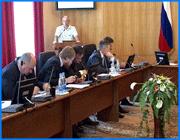 ></p><p class=c_tn>Сможет ли сельское хозяйство Ивановской области перейти на рыночные рельсы или без государственной поддержки ему никогда не подняться. Дискуссия по этому вопросу разгорелась во вторник на заседании областного правительства. Здесь обсуждали программу технического перевооружения агропромышленного комплекса до 2010 года.</p><p class=c_tn>Тема основного доклада - программа технического оснащения сельхозпроизводителей до 2010 года. Для выступления начальника департамента сельского хозяйства Ивана Митина вызвали из отпуска, словно, подчеркивая, что село для правительства - приоритетное направление. Впрочем, ничего нового собравшиеся не узнали. Дела на селе традиционно плохи. «В области осталось 2980 тракторов. Из них 80 % - саммортизированы. В расчете на 1 трактор приходится по 164 га пашни, что в 1 и 3 раза больше нормы. А в последние 2-3 года убывает по 400 тракторов, а прибывает по 3 десятка», - отмечает начальник департамента сельского хозяйства Иван Митин.</p><p class=c_tn>Меры по выходу из кризиса также знакомы - дотации по всем направлениям и никакой гарантии в успехе. Депутат областной думы Дмитрий Власов предлагает изменить взгляд на сельское хозяйство, как на дотационную отрасль. «Оно должно быть рыночным, в принципе, другим. На мой взгляд, этим другим может стать создание инвестиционных площадок в с\х. Ведь посмотрите, в Ивановской области нет 5000 га свободной земли для инвестора. Чтобы было можно выставить, сказать, приходите инвесторы, покажи, что ты можешь сделать, и тогда мы обеспечим тебе 2\3 ставки», - говорит Дмитрий Власов. </p><p class=c_tn>Еще ряд выступающих признали программу технического оснащения села сырой, где нет конкретики и ответственных. Заместитель председателя правительства Дмирий Михеев попытался вступиться за селян, - ведь успехи, пусть небольшие, но есть. Губернатор подводит итоги: «Земля так и не стала рыночным товаром для сельхозпроизводителей сегодня. Т.е. они не могут, по сути, ни прокредитоваться, ни заложить в банк, ни сделать это своим активом, выражаясь современным экономическим языком». Чтобы земля стала товаром, а сельское производство - рыночным, решено создать рабочую группу. В нее войдут члены правительства, депутаты областной думы, аграрии. Задача архисложная - выработать условия, при которых ивановские сельхозпроизводители не будут больше ходить с протянутой рукой и затягивать пояс с каждым годом все туже.</p><p class=c_av>Андрей Кузьмичев.</p>
	
		<div class=