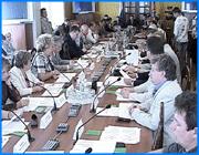 ></p><p class=c_tn>Руководство региона выступило с инициативой к ивановским законодателям отдать ряд полномочий по принятию среднесрочных и краткосрочных программ областному Правительству. Ради обсуждения этого вопроса парламентарии собрались во вторник на внеочередное заседание. Инициативу правительства в целом поддержали, но окончательное решение будет принято в сентябре.</p><p class=c_tn>Отдать или не отдать полномочия по принятию среднесрочных и краткосрочных программ Правительству. В поисках ответа ивановские законодатели вышли поработать в разгар своих каникул. Быстро приняли закон о целевой программе по безопасности дорожного движения. Документ примечателен хотя бы тем, что один из его пунктов предполагает строительство 6 подземных переходов в Иванове - на площади Пушкина, Революции, улицах Станционной, Хмельницкого и Лежневской в Иванове. Кульминация парламентариев ожидала в середине заседания. «Среднесрочные и краткосрочные программы должно принимать Правительство,- выступил с инициативой заместитель губернатора Сергей Пахомов, - долгосрочные - областная Дума. Этого требует рабочая динамика». </p><p class=c_tn>Инициативу Правительства поддержали спикер и руководители комитетов. Реакция депутатов оказалась неоднозначной. Председатель комиссии по физической культуре и спорту Александр Шаботинский говорит: </p><p class=c_tn>«Не существует понятия ни на федеральном уровне, ни на областном. Среднесрочных и краткосрочных программ. Кроме этого, есть судебная практика, пытались в ряде регионов так сделать. Судами эти решения были отменены».</p><p class=c_tn>«Депутаты просто озабочены соответствием этого предложения федеральному и областному законодательству», - отреагировал на подобные мнения спикер Андрей Назаров. По его мнению, в правительственной инициативе политической интриги нет. Он не видит в этом желание правительства ослабить полномочия областной Думы. Наличие подводных камней отрицает и руководство области. </p><p class=c_tn>Андрей Назаров рассказывает: «Мне абсолютно понятно обеспокоенность темпами рассмотрения вопросов, которые накопились за годы безвластия прежнего руководства. Абсолютно понятно, и мы разделяем эту озабоченность».</p><p class=c_tn>«Мы не хотим брать на себя чужую работу, ответственность. Но я хочу обратить внимание, что полномочия по утверждению финансовых расходов у областной Думы изъять невозможно», - отмечает заместитель губернатора Сергей Пахомов.</p><p class=c_tn>Окончательное решение перенесли на сентябрь. Пока парламентарии сформируют комиссию по рассмотрению правительственной инициативы.</p><p class=c_av>Мария Покровская.</p>
	
		<div class=