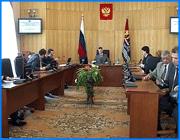 ></p><p class=c_tn>Тарифы на электроэнергию в губернии со следующего года вырастут на 10 – 13%. Об этом в пятницу сегодня заявил первый заместитель председателя правительства Ивановской области Дмитрий Михеев. Ожидалось, что тарифы вырастут больше, чем на 20%, но снизить динамику все же удалось.</p><p class=c_tn>Резкий скачок тарифов на электроэнергию произошел в начале текущего года. Рост составил больше 20%. Во многом такое повышение произошло из-за того, что в тарифы на покупку электроэнергии оказались включены затраты на содержание испытательного стенда Комсомольской ГРЭС. Ранее этот объект финансировал его владелец - РАО ЕС. На 2007 год планировался рост тарифов еще более чем на 20%. Правительство области с апреля начало ратовать перед ФСТ за пересмотр тарифов. В качестве лоббистов выступили сенаторы Гусев и Смирнов. В результате - после нескольких месяцев упорного дипломатического натиска Ивановской области удалось кое-что отвоевать у федеральной службы по тарифам. Дмитрий Михеев говорит: «Мы ожидали тариф порядка 940 рублей за 1000 киловатт, то есть 94 копейки за 1 киловатт. Результат работы - это 85,9 копейки, установленный на сегодняшний день приказом ФСТ за киловатт - час для Ивановской области».</p><p class=c_tn>Снизить динамику роста, говорят чиновники, удалось, в первую очередь, за счет исключения из тарифа злополучных затрат на содержание собственности РАО ЕС. Общая сумма ежегодной экономии областного бюджета составит около 170 миллионов рублей. Член Совета Федерации Юрий Смирнов рассказывает: «Эта экономия, которая будет достигнута, она частично будет учтена в сторону уменьшения тарифов для населения области, а также частично перейдет в сторону организации, которая занимается донесением электроэнергии до населения».</p><p class=c_tn>Для населения рост тарифов в следующем году составит от 10 до 30%. В итоге за 1 киловатт потребители будут платить в среднем 1 рубль 63 копейки, что почти на 20 копеек больше, чем сейчас. Тем не менее, тарифы могли быть гораздо выше, отмечают чиновники. Именно поэтому достигнутое сродни маленькой победе. Между тем о результатах пересмотра тарифов лоббисты знали еще месяц назад. Но, словно из-за суеверных опасений, ждали официального приказа ФСТ.</p><p class=c_av>Олеся Чирко.</p>
	
		<div class=