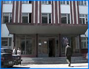 ></p><p class=c_tn>Муниципальное предприятие «Водоканал» изменяет систему оплаты. С августа этого года вместо книжек будут применяться квитанции. Как сообщили в «Водоканале», сроки перехода на новую систему начисления платежей рассчитаны до октября. Решение об изменении системы оплаты в «Водоканале» называют своевременным и даже немного запоздавшим. Большинство коммунальных служб уже перешли на квитанции.</p><p class=c_tn>Руководство «Водоканала» уверено - форма расчетов через квитанции будет удобнее и для потребителей, и для самого предприятия. В квитанции будут отражены самые полные данные с разъяснением, на основании чего производятся расчеты. Кроме этого, людям не придется заполнять бланк самим. Тем, у кого установлен счетчик, будет необходимо вписать текущие данные. Но, как обычно бывает, первый блин вышел комом. Примерно 6000 ивановцев получили уведомления с просьбой придти в «Водоканал» для того, чтобы сверить данные предприятия с данными абонентов. Как сказано в уведомлении, в течение 3-х дней необходимо представить ряд документов, в том числе поквартирную карту. Очевидно,что некоторых такие сроки смутили. Теперь в «Водоканале» поясняют - 3 дня примерный срок и переход на новую систему рассчитан на более длительное время. Заместитель директора УМП «Водоканал» по коммерции Любовь Шабаршина рассказывает: «Этот срок не ограничивается тремя днями и может быть продлен в течение сентября. Если кто-то по каким-то причинам не сможет прийти, мы будем принимать, этот срок не обязателен, т.е. желателен». Система платежей для ТСЖ и ЖСК значительно не изменится. Одни по-прежнему будет рассчитываться внутри кондоминиумов, другие станут получать квитанции. </p><p class=c_tn>«Ряд ТСЖ и ЖСК перешли на расчет с «Водоканалом», т.е. на ТСЖ выставляется единая квитанция и председатель или главный бухгалтер распределяют эти объемы среди жителей. Те ТСЖ и ЖСК, которые остаются на прежних расчетах, каждый платит по книжке, теперь по квитанции, также будут квитанции получать», - отмечает Любовь Шабаршина. Двойная система - абонентских книжек и квитанций - будет действовать до 1-ого октября.</p><p class=c_av>Андрей Кузьмичев.</p>
	
		<div class=