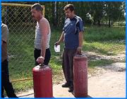 ></p><p class=c_tn>Ситуация с перебоями в поставках балонного газа в районы губернии скорее всего нормализуется в конце августа. Такое заявление во вторник сделало руководство газонаполнительной станции в Иванове. Напомним, уже почти месяц развоз баллонов в районы, кроме Пучежского и Юрьевецкого, прекращен. Причина - недопоставки сжиженного газа. Теперь топливо можно купить лишь на самой станции в Иванове.</p><p class=c_tn>«Ажиотаж вокруг топлива нарастает с каждым днем», - говорят руководители газонаполнительной станции. Очередей нет, но поток желающих приобрести «голубое золото» не кончается. Сегодня за первых 3 часа торговли было продано около 100 пятидесятилитровых баллонов. За газом приезжают из разных уголков губернии. Жители Иванова покупают топливо для своих родственников. «В основном-то, в деревнях пожилые люди остались. Где им брать - непонятно, в общем-то, на сегодняшний день. Как выходить из ситуации опять же, да? Электрическая плитка только на сегодняшний день, что они могут себе позволить. Если у кого-то есть. А у кого нету - это просто топить печь летом, готовить в печи», - рассказывает ивановец Сергей Чигирев.</p><p class=c_tn>Сегодня газ поставляется лишь населению Иванова, как самой немногочисленной группе потребителей, а также жителям Пучежа и Юрьевца - им дальше остальных добираться до областного центра. Руководители станции говорят, что перебои с поставками газа в губернию начались еще в марте. К июню объемы привозимого топлива уже составили 30% от требуемого. Сегодня они еще меньше. Сейчас дефицит газа - около 1000 тонн. По словам руководителей станции, поставщики топлива ОАО «Лукойл» от прямого ответа на вопрос о причинах снижения объемов газа уклоняются. Главный инженер ООО «Иваново СГ-Сервис» Наталья Калачева говорит: «Поставщики в последнее время нам ничего не объясняют в этом плане. Первоначально говорили, что у них идет как бы реконструкция на заводах-изготовителях. На данный момент уже ничего не говорят». Тем временем сменить поставщика станция не может. Региональные предприятия, которые распространяют газ, закреплены за определенными производителями топлива соответствующими документами Правительства России и Федерального агентства по энергетике.</p><p class=c_tn>Несмотря на сложившуюся ситуацию, руководство станции прогнозирует, что к концу месяца поставки баллонов с газом в районы возобновятся. А цены, несмотря на ажиотаж, выше не станут. Между тем люди, уже подкованные жизнью в богатейшей недрами стране, покупают топливо прозапас.</p><p class=c_av>Олеся Чирко</p>
	
		<div class=