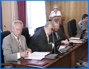 ></p><p class=c_tn>Жилищно-коммунальная отрасль губернии может подняться из руин за счет частного капитала, но захочет ли инвестор придти на помощь. Этот вопрос стал одним из главных на заседании правительства Ивановской области во вторник. Здесь рассматривали проект подпрограммы о модернизации объектов коммунальной инфраструктуры областной целевой программы «Жилище».</p><p class=c_tn>В областном департаменте ЖКХ, похоже, открыли панацею от болезней отрасли. И называется она «частный капитал». Беспокойство понятно: больше половины управляющих МУПов - банкроты, а износ фондов такой, что управлять скоро будет нечем. Надо привлекать инвесторов для спасения коммунальной инфраструктуры, декларируют разработчики документа. Даже сумму частных вложений на следующий год прописали, равную 143 миллионам рублей. Прирост вложений может показаться фантастическим - ведь в этом году в графе «инвестиции» у авторов программы значится «ноль». Но, оказывается, такую динамику задает федеральный центр, от чьих финансовых щедрот хочет отколупнуть регион. Начальник департамента ЖКХ Нина Артемьева рассказывает: «Там четко расписано, в каких процентах мы должны привлечь частный бизнес, частные компании в управление жилищным фондом, поэтому нам надо работать над этими вопросами». Но именно вопрос работы с инвесторами как раз и оказался самым слабым местом документа. Выступая на заседании, депутат областной думы Вячеслав Смирнов указал на ключевую прореху - какие гарантии власть может дать частному капиталу, из программы совершенно непонятно: «Инвестор он не дурак, он тратит деньги свои личные, а не бюджетные. Его ни посулами, ни красивыми программами не затащишь. Тем более в такую рискованную сферу как ЖКХ».</p><p class=c_tn>Впрочем, один из самых мрачных вариантов капитализации объектов ЖКХ уже предсказан: при тех объемах дебиторской и кредиторской задолженности, которая существует у коммунальных МУПов в регионе, эти предприятия попросту могут уйти в частные руки за долги. Авторы программы предлагают расшивать эту задолженность опять же за счет инвестиций, и тогда получается замкнутый круг - без какой-либо модернизации объектов коммунальной инфраструктуры.</p><p class=c_tn>«Программу с таким названием принимать надо, а эту... Это не программа. Ее принимать нельзя. Не может быть программы, в которой единственный исполнитель, единственный заказчик - управление ЖКХ», - подчеркнул заместитель председателя правительства Константин Бочаров. Иными словами, ведомство, благодаря которому жилищно-коммунальная отрасль в губернии стала тем, что она есть. На образном языке того же Вячеслава Смирнова это звучало так – «поручим лягушке осушить болото». В итоге документ в целом приняли, но отправили на доработку. Осушить болото на бумаге.</p><p class=c_av>Дмитрий Попов</p>
	
		<div class=
