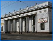 ></p><p class=c_tn>Торговый центр «Плаза» закрыт на неопределенный срок. «Ивгорэлектросеть» отключило электроэнергию. Официальная причина - непригодность электроустановок, которые в случае возможного пожара автоматически должны локализовать очаг возгорания. Между тем, конфликт между руководством «Плазы» и городскими чиновниками длится уже довольно долгое время.</p><p class=c_tn>«Временно не работает». Объявление, написанное от руки на дверях торгового центра, ввергает потенциальных посетителей в недоумение. Об отключении электроэнергии многие не слышали. Последнее из работающих в «Плазе» могикан - туристическое бюро. Им пока пойти некуда. Новый офис не открыли, а туристов в разгар сезона за дверь не выставишь. Освещение - 2 окна. Менеджеры оформляют договоры на ноутбуках. У туристического бюро – филиалы, кроме ивановского, по всей России. Коллеги из соседних регионов недоумевают. Отключение света в крупном торговом центре - событие, как минимум, удивительное. Директор туристического агентства Ирина Пономарева говорит: «В Москве как бы не совсем адекватно отреагировали, не поверили, что такой центр может взять и отключить электроэнергию». Для технического директора «Плазы» Сергея Савкина отключение света - тоже удивительное событие. Оставлять центр без света как минимум небезопасно и не только с точки зрения охраны объекта. По словам Савкина, торговый центр - резервный источник питания для расположенных неподалеку «Центробанка» и здания одного из правительственных департаментов. Долгов по электроэнергии у торгового центра нет. «Электроприемники монтировались несколько лет назад при непосредственном участии «Ростехнадзора». «У нас есть письмо зама главы города, где говорится, что необходимые кабельные линии имеются, необходимое устройство установлено. Когда этот кинотеатр строился, тогда этот проект строился под первую категорию электричества», - рассказывает технический директор Сергей Савкин. Директор торгового центра Лев Орловский во время отключения света сидел в прокуратуре. Сейчас готовит иск в суд. Надеется, что работать при свечах, принесенных из Синаноги, ему придется не долго. Ситуацию обозначил двумя словами «бумажный треугольник». «Ивгорэлектросеть» отключило свет, потому что нет актов допуска на энергоприемники от «Ростехнадзора». «Ростехнадзор» для выписки актов требует документ от «Ивгорэлектросети» под названием «технические условия». Лев Орловский полагает, «МУП», с которым он судится за выдачу технических условий, документы не выдает, потому что есть негласный приказ сверху. Лев Орловский рассказывает: «Для меня непонятны действия нынешней городской власти, непонятны их действия, их логика. Мы приложим усилия, чтобы их действия стали понятными. То, что они не просчитывают последствия - это будет ясно в ближайшем будущем». Между тем конфликт между руководством «Плазы» и ивановской мэрией то утихает, то нарастает с новой силой. Отключение электроэнергии, видимо, очередной его виток.</p><p class=c_av>Мария Покровская</p>
	
		<div class=