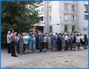 ></p><p class=c_tn>Выплата компенсаций по вкладам пенсионеров, накопленным до 1991 года, в Иванове наталкивается на ряд серьезных трудностей. В среду в отделении Сберегательного банка на улице Шошина огромная очередь.</p><p class=c_tn>Сберегательный банк на Шошина. Большая очередь. Пенсионеры, инвалиды - все те, кому положена компенсация по сгоревшим вкладам, накопленным на сберегательной книжке до 1991 года. Если встать в очередь в час ночи, к полудню есть шанс получить не долгожданные деньги, а только талон на их получение. Кто-то из пенсионеров сидит и ждет на обочине дороги. Если собьет машина, - говорят сидящие, - пусть банку будет стыдно. За злосчастными талонами, которые выдают раз в месяц, даже едва передвигающиеся старики вынуждены приходить много раз. Пенсионерка Анна Бесчастнова рассказывает: «Первый раз я ходила 3 месяца за 1000 рублей. Сейчас я второй раз не могу получить». Из помещения банка на улицу долетает официальная информация: обслужить сегодня всех не сможем, приходите в другой, не ясно какой, день для получения талонов. Гул в очереди нарастает. Пенсионеры пытаются вызвать директора банка, на разговор. Директор сдается. Выбегает, что-то быстро говорит и вновь скрывается банке. Подробных комментариев он никому не дает, в том числе и прессе. Пенсионерка Скотникова Валентина говорит: «Сейчас подошла, сказали: стойте, но когда получим талон - неизвестно».</p><p class=c_tn>В душном и тесном помещении сберегательного банка - усталые везунчики. Большинство из них стоять не могут, сидят. Пенсионеры недоумевают, почему многие сберегательные кассы города перевели именно в это отделение сбербанка. Улица Шошина - не центр города, добираться сюда не ближний свет. И, по единодушному мнению, обслуживают здесь медленно. «Побольше бы персонала. Несколько окон, закрыты все постоянно. Вместо работы одного окна работали бы 3 или 4», - отмечает пенсионер Владимир Гакин. Отчаявшиеся покидают очередь. Некоторые признаются, что больше не придут вовсе - здоровье не позволяет.</p><p class=c_av>Мария Покровская</p>
	
		<div class=