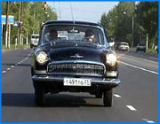 ></p><p class=c_tn>В пятницу 10 ивановских автолюбителей присоединились во Владимире к общероссийскому пробегу ГАЗ 21. Мероприятие посвящено 50-летию с начала выпуска этого автомобиля. Маршрут ретропробега Москва - Нижний Новгород. Но неожиданно перед самым стартом участие в автопробеге ивановцев оказалось под вопросом.</p><p class=c_tn>Площадь Революции, 8:30 утра. Перед бывшим зданием областной налоговой инспекции в ряд стоят 10 блестящих «Волг» ГАЗ 21. Совсем непохоже, что этим машинам по 30 - 40 лет. А самому молодому из водителей - 22 года.</p><p class=c_tn>Сегодня перед железными старушками и их водителями серьезная задача: не ударить в грязь лицом перед остальными участниками общероссийского автопробега ГАЗ 21. Конечный пункт назначения пробега - родина «Волги» - Нижний Новгород. Организация автопробега объединила многих ивановских владельцев ГАЗ 21. Для них легендарная машина не просто средство передвижения, а роскошь, достойная королей и для кого-то семейная реликвия. Участница пробега Дарья Томилина рассказывает: «Я очень горжусь, что у нас есть такая машина в семье. Полностью поддерживаю папу во всех его начинаниях. И горжусь, что у меня есть такая машина. Не каждый может позволить себе такую машину».</p><p class=c_tn>Содержать раритетную «Волгу» не просто. По словам самого Александра Иванова за деньги, потраченные на ремонт этой машины, он давно бы смог купить себе новый ВАЗ. Удачному опыту ивановских любителей 21-й «Волги» даже позавидовали автомобилисты из соседней области. Чтобы поучаствовать в газовском автопробеге, костромич Сергей Гаврилович приехал в Иваново. </p><p class=c_tn>Сергей Гаврилович говорит: «А ивановцы молодцы, конечно. И вот я говорю, что я в восторге был. Столько машин. Молодцы. Ребята такие дружные. Я хочу также организовать и в Костроме клуб. Чтобы были дружные люди, да и также обмен какими-то новостями, запчастями».</p><p class=c_tn>5 минут до старта, последнее обсуждение маршрута, проверка машин - пора ехать. Но по железным коням водители рассеяться не успели. Представители ивановской мэрии, обиженные тем, что их не поставили в известность об автопробеге, задержали колонну до приезда сопровождающих машин ГИБДД. Но, по словам исполняющего обязанности командира отдельного ивановского батальона ДПС ГИБДД Виталия Юдакина, сообщать о пробеге было совсем не обязательно. Сопровождающие машины по требованию мэрии послали для подстраховки безопасности колонны.</p><p class=c_av>Анна Кулик</p>
	
		<div class=