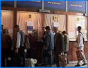 ></p><p class=c_tn>Добровольное страхование от несчастных случаев на ивановском автовокзале стало принудительной услугой. Рубль или два рубля прибавляют к стоимости билетов, не спрашивая мнения пассажиров. Как выяснилось, многие ивановцы, желающие воспользоваться услугами автовокзала, даже не знают о существовании  добровольной страховки. </p><p class=c_tn></p><p class=c_tn>Алексей Николаев - постоянный клиент ивановского  автовокзала. Берет билеты только в кассе. К обычным вопросам билетных кассиров привык - дата, время, маршрут. Вопроса, желает ли Алексей добровольно страховаться - не припомнит.</p><p class=c_tn>На стене кассы - неприметный документ о добровольном страховании.  Большинство пассажиров его даже не читает и основных страховочных истин не знает. Есть обязательное страхование, включенное в стоимость билета и по желанию пассажиров - добровольное. Будем ли заключать договор добровольного страхования - этот  очевидный вопрос кассиры, вероятно, забывают задать. </p><p class=c_tn>На некоторых маршрутах билетами торгуют  с колес, прямо в автобусе. Здесь дешевле. Услуга добровольного страхования не предусмотрена. Руководство автовокзала настаивает, ивановские пассажиры - люди осведомленные в области добровольного страхования. На автовокзале даже подсчитывают проценты согласившихся и отказавшихся.</p><p class=c_tn>Рубль или два умноженное на количество клиентов автовокзала превращается в тысячи. Практика зарабатывания денег внедрена только на ивановском автовокзале, где есть компьютеры. Его руководство обещает: закупить оборудование и распространить опыт в  районных центрах. Но и без компьютеров на других автовокзала региона, например, в Наволоках взимают страховой сбор неизвестно за что. </p><p class=c_av>Мария Покровская</p>
	
		<div class=