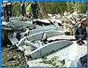 ></p><p class=c_tn>14 лет назад самолет Ту-134, совершавший рейс «Минеральные Воды-Иваново», разбился, не долетев до аэропорта. Жертвами стали свыше 80 пассажиров и членов экипажа. Как выяснилось, память даже о самых страшных происшествиях со временем стирается. </p><p class=c_tn>4 могилы, окруженные оградой, на кладбище в местечке Балино. Фотографии молодых супругов Еременко и их маленьких детей - четырехлетней Оксаны и годовалового Игоря. Дата смерти - одна - 27 августа 1992 года. Это был их последний отдых в Минеральных Водах. Самолет ТУ-134 в Иванове посадки не совершил. Детали известны, виновные тоже. Летчика с тридцатилетним опытом работы подвела самоуверенность. Он не захотел перед посадкой пойти на дополнительный вираж. Согласно показаниям черного ящика, пилот говорил, что покажет, как нужно летать. Результаты - протараненный лес, падение сначала на линии электропередач, потом на сараи и коровники, разбросанные части человеческих тел вперемешку с обломками самолета и раздавленными животными. Трагедию назвали «крупнейшей в СНГ». В 1992 году к подобным авиакатастрофам еще не привыкли. Диспетчеры ивановского аэровокзала, тогда не знакомые с основами психологической помощи, не знали, что говорить тем, кто ждал своих близких. Потом тем, кто ждал, пришлось самим искать останки тел.  Опознавали по деталям, по обрывкам одежды, по кольцу на руке. Экипаж хоронили в закрытых гробах. Многие из его членов погребены в братской могиле в Богородском. Пилот, ответственный за трагедию, похоронен в Кохме. Близкие других членов экипажа были против, чтобы его захоронили вместе со всеми. Еще одна подробность. Командир и его помощник были  однофамильцами. Могила помощника, видимо, из-за путаницы часто подвергалась актам вандализма. Родственники погибших, вероятно, так пытались выместить свою боль. С могилы семьи Борисовых в местечке Балино украли памятники из нержавеющей стали. Многие захоронения не ухожены. Здесь погребены жители других регионов. Связи с их родственниками нет. Администрация кладбища Балино ухаживает за могилами только при заключении договора. На месте кабины ТУ-134 в поселке Лебяжий Луг - обелиск. Теперь здесь нет скамеек и не горят фонари. Лестница к обелиску почти разрушена. В годовщину трагедии - четыре увядших цветка. Людская память, видимо, коротка. К авиакатастрофам привыкли.</p><p class=c_av>Мария Покровская</p>
	
	    <div class=