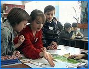 ></p><p class=c_tn>Добрейший всем вечерок! Вы смотрите программу «Губернский наблюдатель», наш  сегодняшний выпуск – ни что иное - как очередная серия в бесконечной саге про очереди, очередников и тех, чьими стараниями собственно и возникает эта уникальная человеческая общность – очередь. Так кто же обладает уникальным правом – давать эту удивительную команду?</p><p class=c_tn><b>Фрагмент из кинофильма «Собачье сердце» </b></p><p class=c_tn><i> В очередь, сукины дети, в очередь! </i> </p><p class=c_tn>Правда в нашем рассматриваемом случае. В очередь встают не дети, а мамаши. Впрочем, порою с человеческими детенышами на руках. Причем очередь знаете зачем – за получением квитка, регистрирующего очередь на прием к чиновнику дошкольного городского управления образования. Который, точнее говоря – которая, в свою очередь (когда ваша очередь подойдет) примет на рассмотрение документы на помещение ребенка в детский сад. </p><p class=c_tn><b>Фрагмент из программы «Губерния» от 29.08.06 </b></p><p class=c_tn><i> Наталья Ниткина: «Здесь вот создается такой массовый психоз,  то есть если выдано направление, если выдан талончик, то всех родителей примем»</i></p><p class=c_tn>Ну, положим выдача направлений участникам массового психоза – дело работников совсем другого управления – здравоохранительного.  У управления образования, на мой неискушенный взгляд должны быть совсем другие задачи. Отличные от образования очередей и создания массового психоза. Это же, с позволения сказать, азбучная истина. </p><p class=c_tn> <b>Фрагмент из кинофильма «Формула любви» </b> </p><p class=c_tn><i> Учиться - всегда пригодиться, трудиться должна девица, не плюй в колодец, как говорится</i></p><p class=c_tn>Как говорится – не было у бабы забот - купила баба порося. Проблема для сотен молодых семей создана из ничего, буквально на наших с вами глазах. Но даже если - эта нелепая предприемная регистрация  родителей будущих детсадовцев - и нужна. То почему ее необходимо устраивать столь допотопным, варварским образом? Да еще в здании мэрии? Я еще могу себе представить, что о существовании телефона не знают некоторые дошкольники, но что бы об этом не знали работники целого дошкольного отдела?</p><p class=c_tn> <b>Фрагмент из кинофильма «Асса» </b></p><p class=c_tn><i>  Вы собираетесь говорить по телефону. Нет,  по граммофону</i></p><p class=c_tn> Ну, верно же! Приняли телефонный звоночек от мамаши, назначили ей день и час приема и все! Куда уж проще.  Можно  же по телефону в парикмахерскую записаться или на мойку машины (а все это, заметьте коммерческие предприятия,  если клиент не придет – они деньги теряют, значит, рискуют) Чиновник же ничем никогда не рискует, слава богу, на твердом окладе сидит и от количества принятых граждан его зарплата никак не зависит. Сиди ровно, жди, когда записавшиеся прибудут. И все!</p><p class=c_tn><b>Фрагмент из кинофильма «Большая семья» </b></p><p class=c_tn> <i> трудные вопросы, Алеша решаются сразу. Вот так – чик и готово</i> </p><p class=c_tn> Но нет, отечественный бюрократ, не ищет легких путей. Ни для себя, не для населения. А знаете почему? Мне тут один опытный точнее сказать прожженный в этих делах человек доходчиво объяснил. Если нет очереди, Витя, то некого пропускать без очереди. То есть некого чиновнику облагодетельствовать. Зачем нужно пробираться через  черный ход, когда парадная дверь гостеприимно открыта нараспашку? </p><p class=c_tn><b>Фрагмент из кинофильма «12 стульев»</b></p><p class=c_tn><i>  Больше всего был отсутствием ворот опечален дворник, лишенный  гривенников за их отпирание</i>. </p><p class=c_tn>На сегодня все. С непримиримым приветом – губернский наблюдатель  </p><p class=c_tn>Дата эфира 30.08.2006.</p><p class=c_av>Виктор Ломосков.</p>
	
		<div class=