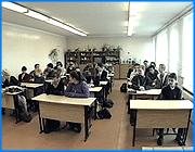 ></p><p class=c_tn>В Иванове 15 тысяч малообеспеченных семей столкнулись с материальными затруднениями при сборах ребенка в школу. Органы соцзащиты готовы оказать поддержку, но выясняется, что эту помощь получат только те, кто раньше всех успеет подать заявление. </p><p class=c_tn>Два набора школьно-письменных принадлежностей, спортивный костюм или кеды с футболкой:  перед таким выбором стоят малообеспеченные граждане, пришедшие за материальной помощью в городскую соцзащиту. Дошколята, для которых тоже начинается своеобразный учебный год, получат денежную помощь. Для того, чтобы социальная манна досталась большему количеству страждущих, решили ограничить размер помощи до 400 рублей в канцтоварном эквиваленте. А страждущих иногда приходит более 100 человек в день. Работники соцзащиты уверены, что все пришедшие остаются довольны оказанной поддержкой.</p><p class=c_tn>Но даже среди чиновников нет единодушия. В Иванове зарегистрировано почти 15 000 семей, чей прожиточный минимум составляет менее 2 943 рублей в месяц на человека. Спортивные костюмы разобрали еще на прошлой неделе. Работники соцзащиты признаются, что помощь получат те, кто вовремя пришли и написали заявление.</p><p class=c_tn>«Мы постараемся максимальное охватить количество семей, что кому достанется. Ну, всем, конечно не хватит, но приоритетом пользуются семьи, в которых очень низкий доход. Это семьи, где есть родители-инвалиды, семьи у нас очень тяжелые, где ребенок-инвалид, и еще по потере кормильца - один родитель в семье: то есть они получают только одну пенсию. Это вот как бы несправедливость такая», - считает ведущий специалист отделения по делам семьи и детей управления соцзащиты г. Иваново Тамара Поветкина.</p><p class=c_tn>У родителей своя точка зрения на благотворительность соцзащиты. В коридорах говорят, что помощь позволяет лишь частично решить предучебные проблемы. Родители бы не встали в ряды порогообивателей, если бы самостоятельно могли собрать детей. Но претензии у них не к городской соцзащите.</p><p class=c_tn>Акция органов соцзащиты продлится до конца сентября. Уже сейчас в руки родителей передан 3131 набор канцтоваров. Здесь надеются, что при поддержке спонсоров удастся помочь всем нуждающимся. Но пока таких предложений поступают единицы. </p><p class=c_av>Наталья Мозилова</p>
	
		<div class=