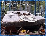 ></p><p class=c_tn>В Тейкове все обсуждают беспрецедентный акт вандализма. На городском кладбище неизвестные осквернили места захоронений. Повалены, а в ряде случаев просто разбиты на куски 17 надгробий. По факту возбуждено уголовное дело и уже задержан подозреваемый. </p><p class=c_tn>Часть памятников просто повалена, часть раскололась от ударов, которые наносили вандалы. Увидев эту картину, многие, пришедшие на кладбище, словно заново пережили утрату близких. Теперь, чтобы собрать чувства в единое целое, нужно собрать камни.</p><p class=c_tn>О том, что на кладбище повалили и поломали деревянные кресты, в городской службе благоустройства узнали утром 28 августа. Воинские захоронения, которых на кладбище два, вандалы не тронули, но не остановились перед свежими могилами. </p><p class=c_tn>Всего оказались повреждены или разрушены 17 надгробий. Предположение о том, что атака на захоронения могла быть нанесена из расовых или националистических мотивов, не оправдалось. Памятники, что называется, попадались под руку. Дорога через кладбище - это кратчайший путь от Тейкова до деревни Субочево. Возможно, злоумышленники появились оттуда. Между тем, в деле уже появился подозреваемый. В местный отдел милиции пришел человек с повинной. Сейчас он отпущен под подписку о невыезде, поскольку содержание под стражей не предусмотрено статьей, по которой возбуждено дело. </p><p class=c_tn>«Он находился в состоянии алкогольного опьянения, и данные памятники и кресты он ломал с целью, чтобы сорвать с них таблички. Т.к. человек без работы, без определенного места жительства, ему нужны были таблички - так как они из нержавеющего металла, - сдать их и приобрести алкоголь и продукты питания», - сказала следователь ОВД г. Тейково Олеся Курлюкова.</p><p class=c_tn>Эта версия, однако, выглядит малоубедительной. Там, где крушили надгробия, таблички как раз и не тронуты. Кроме того, по неофициальной информации, у подозреваемого репутация человека, который одержим идеей сесть в тюрьму. </p><p class=c_tn>Удары наносились точечно и явно не без азарта, которым легче всего человек заражается, когда действует не один, а с кем-то за компанию. Так что это вряд ли дело рук одного злоумышленника. Те, кто сделал это, похоже, вошли во вкус, иначе не пришли бы на кладбище во второй раз.</p><p class=c_av>Дмитрий Попов</p>
	
		<div class=