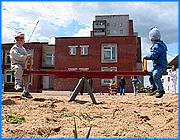 ></p><p class=c_tn>Пожарный надзор губернии ужесточает методы борьбы за противопожарную безопасность образовательных учреждений. Теперь материалы по серьезным нарушениям направляются в суд для дальнейшего решения вопроса. Об этом сегодня сообщили инспекторы пожарного надзора в ходе проверки готовности детских садов областного центра к новому учебному году. </p><p class=c_tn>Приемка детских садов, говорят чиновники, ежегодно проходит в начале сентября, когда полностью завершена проверка школ. Сотрудники городского управления образования работают в 3 группы - в день каждой из них удается охватить около 10 учреждений. Пристальное внимание к санитарным нормам, техническому оснащению и противопожарной безопасности детских садов. Некоторые члены комиссии активно изучают материальную часть. </p><p class=c_tn>В большинстве детских садов особых нарушений в санитарии и содержании материально-технической базы надзорные органы не находят. Больным местом по-прежнему остается обеспечение противопожарной безопасности. Сегодня из более чем 120 детских садов Иванова системы оповещения и сигнализации имеют меньше половины. Кроме того, обнаруживается ряд других нарушений. Между тем, по словам сотрудников управления образования, все проверенные учреждения города, а их уже больше 30, приняты. Все замечания пожарных носят рекомендательный характер. </p><p class=c_tn>Инспекторы пожарного надзора говорят, что в первую очередь они проверяют не только наличие системы оповещения. Немаловажные пункты - надежная электропроводка и свободные пути эвакуации. Как оказалось, инспекторы далеко не всегда соглашаются подписать акт приемки при наличии нарушений. </p><p class=c_tn>По данным пожарного надзора, по результатам только летних проверок было собрано и направленно в суды больше20 материалов. Некоторые из них включают целые группы детских садов. Среди нарушителей - исключительно дошкольные учреждения в районах области. Олеся Чирко</p><p class=c_av>Олеся Чирко</p>
	
		<div class=