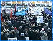 ></p><p class=c_tn>Около тысячи человек собрались сегодня на площади Ленина в Иванове. Они приняли участие в митинге протеста против правительственного проекта нового Кодекса Законов о Труде. Исторически сложилось, что Ивановский регион - один из самых политически активных в стране. И вот спустя почти столетие рабочий люд Иванова возобновляет традиции 1905  года.  Революционная ситуация может возникнуть в случае принятия Государственной Думой правительственного проекта КЗоТ. Если Уголовный или Жилищный Кодекс мало интересует человека труда, то самый насущный для него - Кодекс Законов о Труде - он никак не обойдет своим вниманием. Ведь от того, какой из четырех вариантов КЗоТ будет принят депутатами Госдумы  в пятницу, зависит работа и условия жизни практически всех. Ни один из предложенных к рассмотрению проектов не идеален, но критика касается, в основном, правительственного варианта. По словам профсоюзных лидеров, он подразумевает практически неконтролируемую власть работодателя над работником, говоря иными словами, произвол: «Мы знаем, что означают слова по заявлению работника, с его согласия. Нет согласия - уходи. Этот КЗоТ допускает сбор информации о работнике, то есть официально разрешает слежку». Выступавшие призвали людей труда противостоять увеличению рабочего дня до двенадцати часов, сокращению отпуска по уходу за ребенком вдвое и прочих невзгод, которые правительственный КЗоТ готовит творцам всех ценностей на этой земле: требование одно - прекратить наступление на людей труда.  По словам митингующих, есть только одно средство сохранить права человека труда и предотвратить социальный взрыв. Требовать от законодателей дать людям гуманный закон о труде.</p>
	
		<div class=