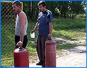 ></p><p class=c_tn>В губернии полностью истощились запасы баллонного газа. С понедельника голубое топливо перестали продавать даже на газонаполнительной станции в Иванове. Напомним, перебои с развозом баллонов начались еще в июле. Причина с перебоями прежняя - недопоставки, а ныне и вовсе прекращение поставок газа от компании «Лукойл». </p><p class=c_tn>Тишина и никаких очередей. С понедельника на газонаполнительной станции продажа баллонов прекращена. Голубого топлива нет. История с дефицитом топлива началась в конце июля. Тогда поставки были сохранены только в Юрьевецкий и Пучежский районы - им дальше всего добираться до Иванова. Остальным потребителям приходилось приезжать за газом на станцию. Ажиотаж нарастал. Некоторые даже покупали топливо прозапас. Причина дефицита - сначала недопоставки, а после и вовсе прекращение поставок от ОАО «Лукойл». За этим производителем ивановская станция закреплена федеральными постановлениями. Поэтому сменить поставщика - проблематично. По словам руководства газонаполнительной станции, в конце августа по договоренности с другими производителями в область все же газ поставили. Но его хватило, чтобы покрыть около 80% от потребности населения. То, что теперь газ перестали даже продавать в Иванове, руководство станции объясняет не только дефицитом голубого топлива. </p><p class=c_tn> «Статьи в газетах и по телевидению соответственно говорили, что вот в Иванове есть газ, мол, бабушки, дедушки, как вы будете добираться до города Иваново. У вас нет автомобилей и что же делать другим. Поэтому чтобы поставить всех в равные условия, мы прекратили отпуск газа на всех участках», - заявил генеральный директор ООО «Иваново СГ-Сервис» Олег Фонин.</p><p class=c_tn>Сегодня руководство станции вышло с предложением в Министерство промышленности и энергетики о смене производителя, за которым закреплен ивановский распространитель газа. Пока же вопросы поставки решаются с другими поставщиками топлива. </p><p class=c_tn> «По нашей просьбе они нам первого и третьего числа отгрузили сжиженный газ, в первую очередь. И данный газ должен поступить в субботу - воскресенье. Я думаю, что в понедельник, во вторник газ будет доставляться также во все районы области. Оставшаяся часть поступит во второй половине сентября, то есть это где-то 400-420 тонн. Но это где-то 85%  от заявленного объема» - сказал Фонин.</p><p class=c_tn>Руководство станции прогнозируют: дефицит газа исчезнет нескоро. Олег Фонин надеется, что проблема с поставщиками решится хотя бы до Нового года. </p><p class=c_av>Олеся Чирко</p>
	
		<div class=