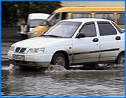 ></p><p class=c_tn>Прошедший во вторник ливень добавил работы ивановским коммунальщикам. Сегодня с четырех часов утра в городе шли работы по откачке воды с затопленных улиц. Последствия стихии еще раз выявили одно из самых узких мест коммунальной системы Иванова - плохое состояние, а то и вовсе отсутствие системы ливневой канализации. </p><p class=c_tn>На откачке воды, которой в городе после дождя скопилось рекордное количество, в течение дня работали всего 4 машины: 3 автоцистерны дорожно-эксплуатационного управления, одну цистерну выделила спецавтобаза жилищного хозяйства. К полудню были ликвидированы очаги затопления на улицах Лежневкой, Любимова, проспекта Строителей. Особенно много воды скопилось на проезжей части у железнодорожного вокзала. Ливневщики говорили: работы хватит до конца дня. </p><p class=c_tn>Две цистерны общей вместимостью 11 кубометров заполняются за 10 минут. Но, кажется, вода и не хочет убывать. Рабочий запускает руки по локоть в мутный поток. Вот она - главная болевая точка ивановской коммунальной системы.</p><p class=c_tn>Ливневые коммуникации строили 20, а то и 40 лет назад, и теперь, чтобы поддерживать обветшавшую систему хотя бы в удовлетворительном состоянии, город ежегодно спускает в канализацию миллионы рублей. В этом году очистили почти 30 километров, но не очищены еще 40 с лишним. Вопрос о ливневках - это вопрос о жизнеспособности инфраструктуры областного центра в целом. Из года в год места затоплений в Иванове одни и те же. Причина очевидна - пропускная способность ливневой канализации не отвечает нагрузкам. Город растет, растет число объектов, новых зданий, площадок появляется все больше - уйти ливневым водам просто некуда. </p><p class=c_tn>«Даже наше муниципальное ДЭУ - они не могут выдать технические условия застройщику, чтобы куда-то можно было эти воды сбросить. В основном сейчас за счет вертикальной планировки, а вертикальная планировка - значит, вода уходит в самое низкое место», - сказала зам. начальника управления благоустройства г. Иваново Наталья Иванова.</p><p class=c_tn>В этом году в адресную муниципальную программу включили разработку проектов по реконструкции 4 объектов, тех самых узких мест, где в среду с самого утра откачивали воду. Специалисты еще только будут выяснять, разрушен ли ливневый коллектор на данных участках в результате других земляных работ или на нем выстроили банальные гаражи. Лишь затем станет ясно, каких затрат потребует реконструкция, но очевидно, что это десятки миллионов рублей. </p><p class=c_av>Дмитрий Попов</p>
	
		<div class=
