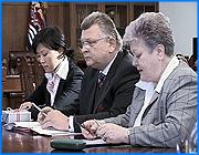 ></p><p class=c_tn>Успешная работа предприятия «Эггер – древпродукт» в Шуе может послужить толчком для других австрийских инвестиционных проектов на территории Ивановской области. Об этом говорили на встрече генерального директора по внешнеэкономическим связям Федерального министерства экономики и труда Австрии Йоханна Закса с руководством региона. Здесь же австриец озвучил ряд конкретных предложений. </p><p class=c_tn>Встреча началась с языкового казуса. Организаторы в документах поменяли местами имя и фамилию австрийского гостя, и губернатор называл его «господин Йохан». Однако на это мало кто обратил внимание. Речь все время шла о конкретных делах. Многие слова в речи Йоханна Закса были понятны без перевода - инвестиции, миллионы, «Эггер». Успехи деревообрабатывающего концерна и стали причиной интереса австрийских властей к губернии. Открытие Шуйского филиала позволило говорить о благосклонности местного руководства к иностранным инвесторам.</p><p class=c_tn>«То, что на нашей территории работает компания «Эггер», это является стержневым моментом, поскольку австрийские бизнесмены, конечно же, будут на это реагировать. Видят то, что «Эггер»  работает эффективно, получает большую прибыль и это может подвигнуть на дополнительный заход на территорию Ивановской области уже с другими инвестиционными проектами» - сказал губернатор Ивановской области Михаил Мень.</p><p class=c_tn>Заход уже можно считать начавшимся. Господин Закс предложил членам областного правительства организовать в австрийской столице специальную презентацию. И даже дал конкретные советы.</p><p class=c_tn>«Нужно показать территории, возможности развития инфраструктуры, ознакомить с гостиницами, где можно разместиться» - заявил генеральный директор по внешнеэкономическим связям министерства экономики Австрии Йоханн Закс. </p><p class=c_tn>Принимающая сторона с удовольствием согласилась перейти в ранг гостей. Такие планы уже существовали в отношении Германии и Италии.</p><p class=c_tn>По словам Михаила Меня нужно показывать себя, показывать, что называется, товар лицом. Выезжать, рассказывать о наших возможностях, о нашем потенциале.</p><p class=c_tn>Австрийцы готовы делиться своим опытом в сферах развития туризма, промышленности, инвестиционной политики. Вполне конкретное предложение, которое австриец назвал подарком. Йоханн Закс пригласил госслужащих в Австрию принять участие в семинаре по экономическим вопросам. Бесплатно. </p><p class=c_tn></p><p class=c_av>Сергей Хохлов</p>
	
		<div class=
