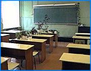 ></p><p class=c_tn>Почти 80 ивановских  детей не сели за парту 1 сентября. Такую статистику приводит городское  управление образования. Основные причины, по мнению сотрудников управления,- не только асоциальное поведение родителей. Сегодня представители комиссии по делам несовершеннолетних  попытались выяснить, почему даже благополучные семьи, не хотят вести в школу своих детей. </p><p class=c_tn>История ивановского пятиклассника Сережи  и его мамы Светланы Андреевны  не  вполне типична. Семья, кажется приличная,- рассказывают сотрудники управления образования. В начальной школе мальчик учился на хорошо и отлично.  А теперь мать только делает вид, что воспитывает ребенка, поэтому Сергей и не хочет учиться.  Чтобы заставить детей сесть за парту, у сотрудников комиссии по делам несовершеннолетних - недостаточно ресурсов. Основные методы - убеждение учиться хотя бы по индивидуальному плану, на дому или в вечерней школе.</p><p class=c_tn>Мама Яны, до которой так и не удалось достучаться, вероятно, не согласится ни на вечернюю школу, ни на индивидуальный график. Яне - 14 лет, не закончила даже 7 класс. Мама злоупопотребляет спиртным, перебивается временными заработками. В комиссии по делам несовершеннолетних разводят руками:  мы даже административный штраф  не можем с родительницы взыскать. А в приют взрослая  Яна не пойдет. У 13-летнего  Сергея - другая ситуация. Как он говорит, желание не садиться за парту - совместное -  его и  родителей. Вопросы собственного школьного воспитания потенциальный школьник обсуждает через полуоткрытую дверь. Сережа беседует с комиссией по делам несовершеннолетних: </p><p class=c_tn>«-Ты у нас какой класс то, пятый что ли?</p><p class=c_tn>- Я пятый закончил. </p><p class=c_tn>-Тебя перевели в шестой класс. А личное дело в школе? А почему не пошел учиться первого сентября?</p><p class=c_tn>- Я в этой школе учиться не хочу. А в какой хочешь?</p><p class=c_tn>- Не знаю».</p><p class=c_tn>Сережин папа, как выяснилось, написал письмо в ивановскую мэрию. Отец возражает против дальнейшего образования ребенка. Пяти классов, по его мнению, достаточно для того, чтобы устроиться в жизни. Случаев вроде Сережиного год от года все больше.</p><p class=c_tn>«Сложные семьи у нас есть, где не только родители ведут какой- то социальный образ жизни, но и те родители, которые с виду благополучные, но дети в школу не ходят. И здесь мы сталкиваемся с тем, что родители дают неверную направленность ребенка, чтобы ребенок посещал школу» - сказал председатель городского родительского комитета Анатолий Бакин.</p><p class=c_tn>В этом году только в Иванове за парту не сели 78 школьников, в прошлом - почти столько же. Мэрия регулярно проводит рейды по неблагополучным семьям. В итоге только четверть детей возвращаются в школу. Чиновники полагают: корень зла - в самом обществе. Для исправления ситуации нужны не только дополнительные средства, новые методы, но и время. </p><p class=c_av>Мария Покровская</p>
	
		<div class=