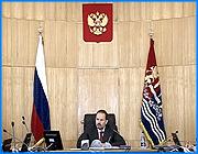 ></p><p class=c_tn>Главы муниципальных образований отрицательно отнеслись к перспективному финансовому плану,  разработанному областным Департаментом финансов. Свое недовольство они высказали на сегодняшнем заседании Правительства. По их мнению,  объемы дотаций для городов и районов, предусмотренных в региональном бюджете на будущий год недостаточны для удовлетворения даже минимальных нужд. </p><p class=c_tn>Региональный бюджет вновь будет дефицитным. Плановая недостача - 1 миллиард рублей. Дефицит мы ликвидируем, выпустив облигационный займ на недостающую сумму - убежденно заявил  на заседании Правительства начальник департамента финансов Александр Грузнов. И еще один признак стабильности - региональная казна, по словам главного финансиста, вновь не обойдется без федеральных дотаций. Свыше 60 миллионов рублей Москва выделит только на воспроизводство лесов, несколько десятков миллионов - на улучшение демографической ситуации, о которой говорил Президент в послании федеральному собранию. Среди основных расходов - реализация национальных проектов Здравоохранение и Образование,  финансирование областных целевых программ. Депутаты областной Думы план на заседании поддержали. </p><p class=c_tn>«Плановые показатели на будущий год свидетельствуют: города и районы смогут собирать налогов больше. Объем средств на целевые программы хотелось бы видеть больший, но, учитывая дефицит бюджета принято, оптимальное решение между желаемым и возможным» - сказала заместитель председателя Комитета по бюджету, финансовой и налоговой политике Ивановской областной Думы Ирина Сидорина</p><p class=c_tn>У глав городов и районов финансовый план вызвал возмущение. Они даже познакомиться с документом как следует, не успели. План поступил к ним вечером в понедельник.  Мэр Иванова Александр Фомин, познакомившийся с документом, видимо,  ночью,  нашел в нем серьезные недочеты. Он подчеркнул, собрать налогов больше при таком финансовом плане не смогут муниципальные образования - у городов и районов даже с учетом инвестиций стимула нет. Глава областного центра увидел в расчетах  Департамента финансов серьезный перевес в сторону финансирования села. Главный повод для негатива - в следующем году Иваново получит областных средств почти на треть меньше, чем в 2006 году.</p><p class=c_tn>«На 2006 год предусмотрено субсидий в сумме 21, 5 миллионов рублей, что ниже финансирования прошлого года. Если Александр Павлович считает: расходов на содержание областного центра как столицы области и приведение в соответствии с требованиями, которые предъявляет и губернатор,  и правительство, их станет меньше - глубоко ошибается. Их станет намного больше» - отметил глава г. Иванова Александр Фомин.</p><p class=c_tn>Губернатор Михаил Мень недовольных  глав поддержал. На нужды всех городов и районов области, по его мнению, денег в региональной казне  явно не хватит. Но нужно искать компромисс.</p><p class=c_tn>«Любой финансовый план и бюджет- это процесс дележки пирога. А в процессе дележки пирога абсолютно все удовлетворены, не бывают, и отрасли, и муниципальные образования - это закон жизни, но тут надо найти баланс и постараться определиться» - сказал губернатор Ивановской области Михаил Мень.</p><p class=c_tn>Для корректировки перспективного финансового плана Департаменту финансов дано несколько дней. Он будет изменен в соответствии с некоторыми пожеланиями глав городов и районов.</p><p class=c_tn> Мария Покровская</p><p class=c_av> Мария Покровская</p>
	
		<div class=