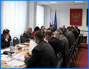 ></p><p class=c_tn>Главы городов и районов сомневаются в успешной реализации национального проекта АПК в Ивановской области. Об этом они сообщили сегодня начальнику департамента сельского хозяйства и продовольствия Ивану Митину.  По мнению руководителей муниципальных образований,  основные препятствия - нежелание селян работать, кадровый голод и отсутствие залоговой базы для получения кредитов. </p><p class=c_tn>Жители Верхнеландеховского района в успех фермерских хозяйств не верят, -  рассказывает начальник местного управления социально-экономического развития Евгений Тюриков. В районе, где нет даже своей нефтебазы, национальный проект развития агрокомплекса встретили настороженно.</p><p class=c_tn>«Граждане, занимающиеся личным, подсобным хозяйством не имеют никакой залоговой базы, т.е. получить кредит они не могут. Обещать можно все, что угодно, а получить не могут» - сказал начальник управления социально экономического развития Верхнеландеховского муниципального района Евгений Тюриков</p><p class=c_tn>Для главы Пестяковского муниципального района Анатолия Белоцветова головная боль - кадровый голод. Поголовье скота, - считает он - увеличить можно, как планировали разработчики нацпроекта.  </p><p class=c_tn>«Только специалистов на селе нет. Приезжают в Пестяки молодые ветеринары,  и  сразу уезжают, узнав о размерах зарплаты и условиях труда.  Местное население спивается, и работать отказывается. Население само не желает заниматься трудом. Пришла фирма - предлагает работу. У нас требуются люди. А у нас на бюро занятости 400 слишком человек и они никогда не будут работать, хотя у нас кругом объявления: требуются, требуются, требуются» -  рассказал глава Пестяковского муниципального района Анатолий Белоцветов.</p><p class=c_tn>В областном  департаменте сельского хозяйства и продовольствия считают: в ситуации виноваты отчасти  сами главы районов. Они плохо разъясняют селянам специфику получения кредитов и совсем забыли о молодых сельских семьях, которые по национальному проекту могут получить жилье.</p><p class=c_tn>Мнение областных и муниципальных чиновников свелось к банальной аксиоме: агрокомплекс в Ивановской области сильно разрушен. На подъем потребуется не один год и не один миллиард рублей.  Мария Покровская</p><p class=c_av>Мария Покровская</p>
	
		<div class=