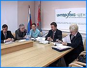 ></p><p class=c_tn>Власти губернии намерены изменить ситуацию с постоянно растущими в регионе ценами на бензин. Об этом сегодня заявил первый заместитель председателя Правительства области Олег Вавилов. Он называет непонятной ситуацию с монополией компании «Славнефть» на рынке губернии. По словам Олега Вавилова, эту проблему он уже обсуждал с антимонопольным комитетом. Однако никаких рычагов в рамках закона для исправления ситуации нет. Единственный выход чиновники видят в усилении конкуренции на топливном рынке. Сегодня уже ведутся переговоры с несколькими ведущими поставщиками бензина. «Чтобы эту ситуацию как-то выправить, снять, была разработана программа по строительству заправочных комплексов по всему региону. Проект-соглашение с «Лукойлом» прислали буквально 2 недели назад. На сегодняшний день есть решение «Лукойла», чтобы зайти к нам со строительством 30 заправок» - сказал на пресс-конференции 1-й заместитель председателя правительства области Олег Вавилов.</p><p class=c_tn>Главный вывод встречи - область готова к зиме на 90 %, если не учитывать запасы топлива. Объемы поставленных в губернию мазута и уголя - меньше половины от необходимого. Однако Олег Вавилов уверен, что область войдет в отопительный сезон полностью подготовленной. </p><p class=c_tn>После скандалов на заседаниях правительства вокруг слабой подготовки области к отопительному сезону, новые цифры кажутся журналистам просто нереальными. Первый зам. председателя правительства Олег Вавилов рапортует, что губерния готова к зиме на 90 %. В ряде районов эти показатели еще выше. По словам чиновников, сейчас ведется активная работа по ремонту тепловых сетей. Их подготовка затянулась из-за дождливой погоды. Ситуация с поставками топлива, которая еще неделю назад грозила чуть ли не срывом отопительного сезона, уже налаживается. Олег Вавилов объяснил проволочки тем, что новые поставщики и муниципии не смогли быстро сориентироваться в методах совместной работы. </p><p class=c_tn>«Неурядицы были связаны и с договорными отношениями, должны были быть заключены договоры в муниципальных образованиях. Потому люди не знали ни глав, ни адресов, ни куда ехать. И вот эта появилась раскачка» - сказал 1-й зам. председателя правительства области Олег Вавилов.</p><p class=c_tn>По словам Олега Вавилова, возникли трудности и с хранением мазута. Сегодня емкости под топливо находятся в основном в руках частников. Соответственно и цены за хранение каждый называл свои. Стоимость разнилась в десятки раз.  Сегодня поставки топлива налажены. Однако запасы пока составляют около 40 % от требуемого объема.</p><p class=c_tn> «На начало отопительного сезона во всех муниципальных образованиях он есть и подходит ежедневно. Значит его наши поставщики, победившие в тендере, его завозят. Постольку, никаких опасений таких, что будет сорван отопительный сезон практически нет» - отметила начальник департамента ЖКХ правительства области Нина Артемьева.</p><p class=c_tn>Журналисты предположили, что всех перепетий с поставками топлива можно было избежать. Ведь раньше мазут закупали еще весной, когда и цены ниже и время не поджимает. На этот раз, по словам Олега Вавилова, применить эту схему просто не получилось. Областной департамент конкурсов и аукционов, занимающийся различными тендерами, был образован достаточно поздно. И период, когда цены на топливо самые низкие, был слишком коротким. Пресс-конференцию Олег Вавилов подытожил заявлением о том, что ЖКХ области находится в большой яме. И вытянуть его смогут только пришлые инвесторы.</p><p class=c_av> Олеся Чирко</p>
	
		<div class=