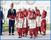 ></p><p class=c_tn>В течение двух дней на площади Пушкина областного центра выступали артисты из Кореи, Индии, Турции и других стран. Коллективы посетили губернию в рамках фольклорного фестиваля, основной площадкой которого стал город Суздаль. </p><p class=c_tn>Первый международный фестиваль «Бабье лето в горячих ключах» собрал в Суздале 13 коллективов из разных стран мира. Иваново - единственный город, где организаторы по-соседски устроили выездные концерты. То, что они проходят под открытым небом, это знаково, говорят участники фестиваля. Приобщение к народным культурам должно быть бесплатным и доступным для всех желающих. Однако любителей фольклора на площади Пушкина оказалось немного. Но, несмотря на малочисленность зрителей, артисты старались выложиться  полностью.</p><p class=c_tn>Коллектив из Турции в Россию приехал впервые. Танцоры сожалеют, что практически нет времени познакомиться с достопримечательностями русских городов. По общему признанию гостей, Россия еще сильна традициями, чего уже нет на их родине.</p><p class=c_tn>Бабье лето артистов подвело. Гости говорят, что им очень холодно. У многих на родине температура до таких отметок не опускается даже зимой. Танцы - единственный способ согреться. Однако некоторые артисты все же пытаются бодриться.  </p><p class=c_tn>В перерывах между выступлениями ивановцы тоже не прочь поразмяться. Некоторые активно демонстрируют свой талант. Необычные па гостям явно нравятся. Общение со зрителем налажено - шутят организаторы. Язык танца - не признает национальных границ. И сами участники фестиваля это активно доказывают. </p><p class=c_tn>«Вечером у нас интернациональная дискотека, когда танцуют и израильские танцы, и корейские танцы. И все они танцуют вместе. Они очень хорошо проводят время вместе. Они настолько энергичны. Они целый день работают. Вот сегодня это первое выступление, вечером - второе. И еще они потом до 2-3 ночи на своей дискотеке, на своей интернациональной дискотеке» - сказал руководитель проекта «Бабье лето в Горячих ключах» Олег Романенко.</p><p class=c_tn>Фестиваль продлится еще два дня. Организаторы планируют сделать его ежегодным. А это, говорят участники, внушает надежду, что уже в следующем году они вновь смогут приехать в холодную, но богатую традициями Россию.   </p><p class=c_tn></p><p class=c_av>Олеся Чирко</p>
	
		<div class=