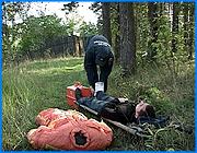 ></p><p class=c_tn>Злоумышленники взорвали мост через реку Харинка. Частично разрушена плотина, под угрозой оказались жизни сотен людей, - таков сценарий учений, проводимых ивановским аварийно-спасательным отрядом. Он создан менее месяца назад, поэтому, основной задачей учений стала проверка слаженности различных структур в экстремальной ситуации. </p><p class=c_tn>Пока спасательным службам и строителям в очередной раз зачитывается сценарий учений, ничего не подозревающие автомобилисты ездят по условно взорванному мосту. В случае реального взрыва и разрушения дамбы затопит не только Сухово-Дерябинский район, но и Кохму. Скорость нахлынувшей волны может превышать 7 километров в час, а это реальная угроза человеческим жизням. Но и в условной катастрофе не обошлось без пострадавших: из крови и плоти и условного – ватного и безголового. </p><p class=c_tn>В результате взрыва пострадала автоцистерна с нефтепродуктами. После того, как условная пробоина была устранена, наступил час строителей. Чтобы не растеклись ни нефтепродукты, ни вода - провели обволоку невидимым песком.</p><p class=c_tn>Тем временем, на машинах в парк Харинка с подтопленных районов вывозились воображаемые люди. Восстановительные работы на месте происшествия заняли менее часа. В реальном времени все могло растянуться до двух суток. Но на то они и учения, чтобы всем работать слаженно и оперативно. </p><p class=c_tn>Однако все предусмотреть не удалось. Так, если бы окрестности затопило реально, то не обошлось бы без утонувших. А аварийно-спасательный отряд может работать только на суше.</p><p class=c_tn> «Тогда мы бы мобилизовали станцию спасателей, которая здесь имеется на Харинке, они бы тогда участвовали, соответствующее оборудование есть. Мы же просто аварийно-спасательный отряд. Мы бы просто  оказывали помощь уже утопленникам» - сказал врач-спасатель аварийно-спасательного отряда г. Иваново Кирилл Петухов.</p><p class=c_tn>Условностей оказалось гораздо больше, чем, кажется на первый взгляд. По признанию доктора аварийно-спасательного отряда, даже аптечка была взята напрокат. Но необходимость учения подчеркивается  всеми участниками. Это не только стажировка для новорожденного отряда, но и подтверждение дееспособности экстренных служб в самых незапланированных ситуациях. </p><p class=c_av>Наталья Мозилова</p>
	
		<div class=