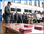 ></p><p class=c_tn>Двадцатое сентября можно считать днем рождения ивановского городского аварийно-спасательного отряда. 22 спасателя продемонстрировали собравшимся приобретенные навыки и  принесли торжественную клятву на верность профессии.  </p><p class=c_tn>Торжественное построение. Новобранцы, похоже, еще сами не представляют, какая работа их ожидает. У части  спасателей уже сегодня первая рабочая смена, поэтому всё показательное шоу сжали в 30 минут. За это время успели снять условного пострадавшего с дерева, спасти жертв ДТП, локализовать несуществующий пожар и даже извлечь пострадавшего из-под завалов. </p><p class=c_tn>«В жизни ситуации такие случаются, просто я это знаю по личному опыту, поскольку работал на скорой помощи  в бригаде реанимации. Здесь в принципе все приближенно к реальным условиям» - сказал спасатель аварийно-спасательного отряда Федор Григорьев.</p><p class=c_tn>Новобранцы легко перевоплощаются из спасателей в актеров и снова в спасателей. Что не мешает качественно выполнять поставленную задачу. Практическую часть они отрабатывали во время недавнего урагана в Иванове. Кроме того, почти все пришли в отряд из смежных профессий, а кто-то до сих пор совмещает две работы. Так, например, Наталия несколько лет работает в бригаде скорой помощи. Оставить привычную профессию сразу она не может. Тем более что в новом коллективе существуют некоторые привилегии.</p><p class=c_tn> «Ну, так как я женщина, то я сначала  я как медик, спасение с медицинской точки зрения, а потом уже как спасатель, меньше физической нагрузки на меня, как на женщину» - объяснила спасатель Наталия Грязнова.</p><p class=c_tn>Вопрос о создании городского аварийно-спасательного отряда поднимали еще в 1996 году. В центральном федеральном округе Иваново оставалось единственным областным центром, где такого отряда  не существовало. В следующем году на его оснащение и содержание из городского бюджета планируется выделить 7 миллионов рублей. Пока же часть оборудования берется напрокат у спасателей областных.</p><p class=c_tn>«Я уверен, что этот отряд повысит безопасность жизни горожан на территории города и справиться с теми задачами, которые ставит перед ним администрация. А мы со своей стороны постараемся оснастить его самой современной техникой» - сказал глава г. Иваново Александр Фомин.</p><p class=c_av>Наталья Мозилова</p>
	
		<div class=